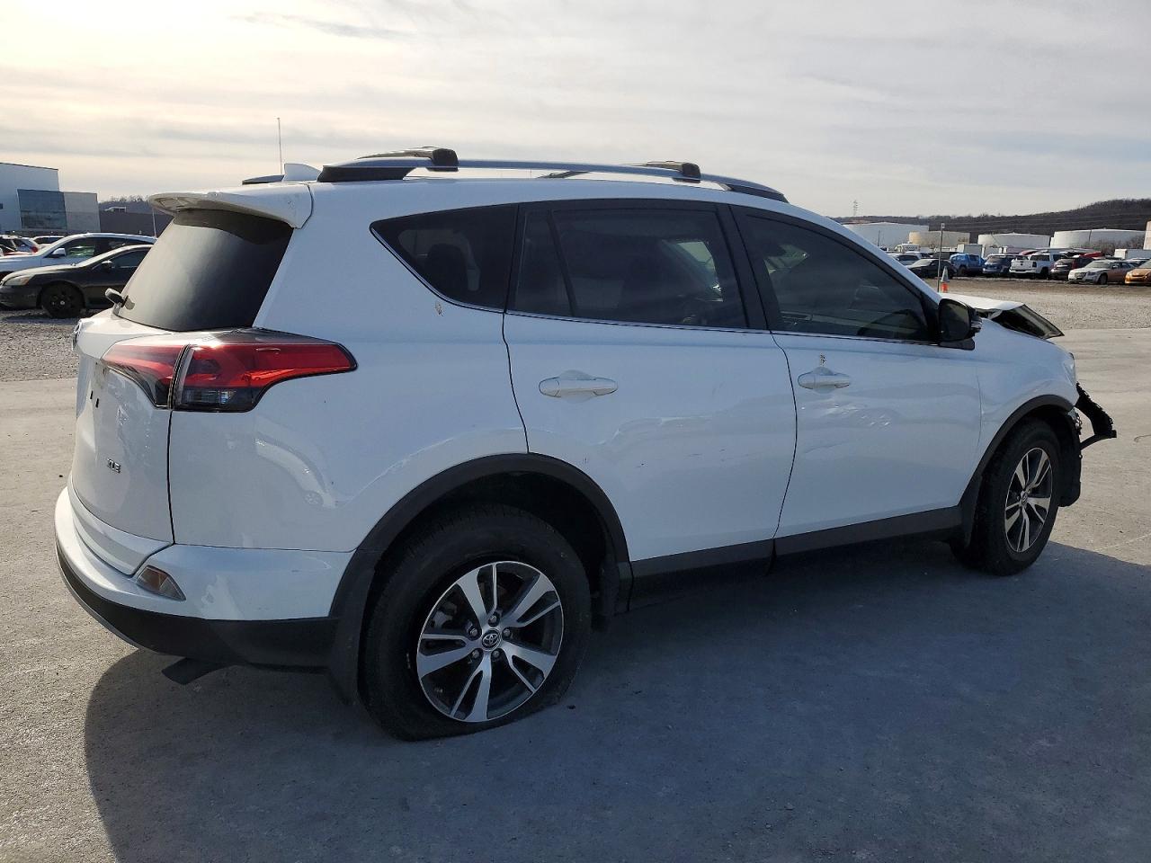 2018 TOYOTA RAV4 XLE photo 3