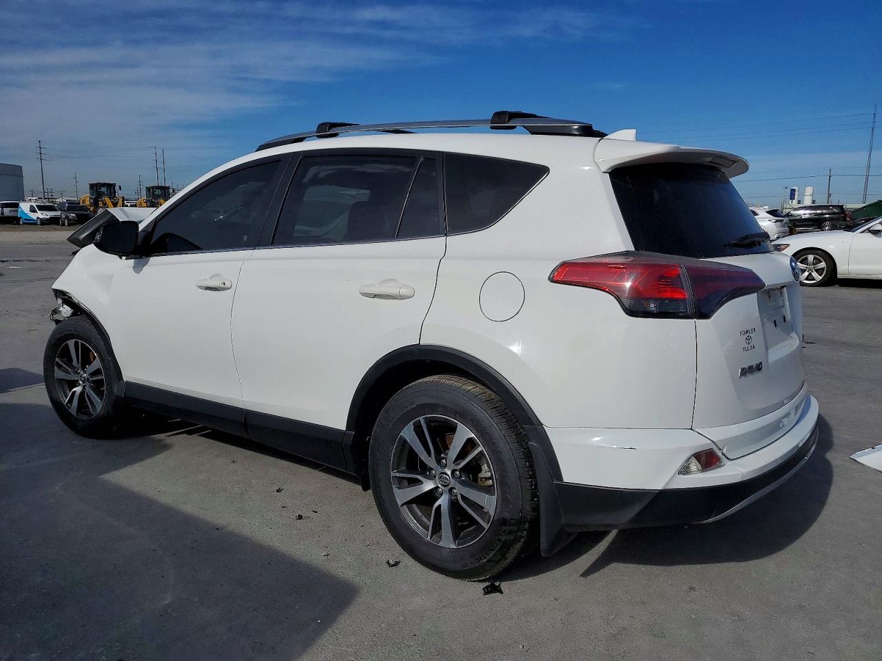 2018 TOYOTA RAV4 XLE photo 2