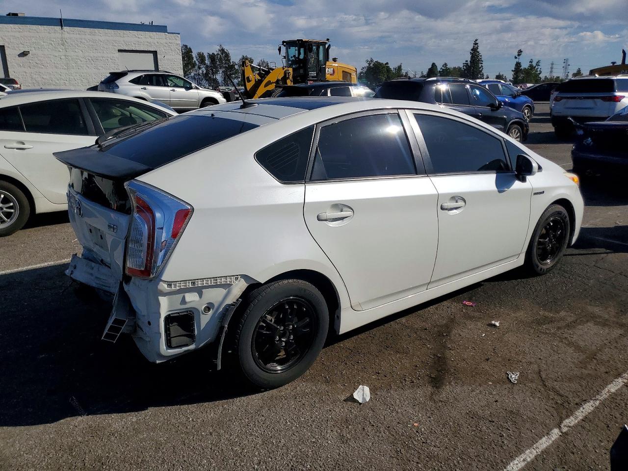2015 TOYOTA PRIUS photo 3