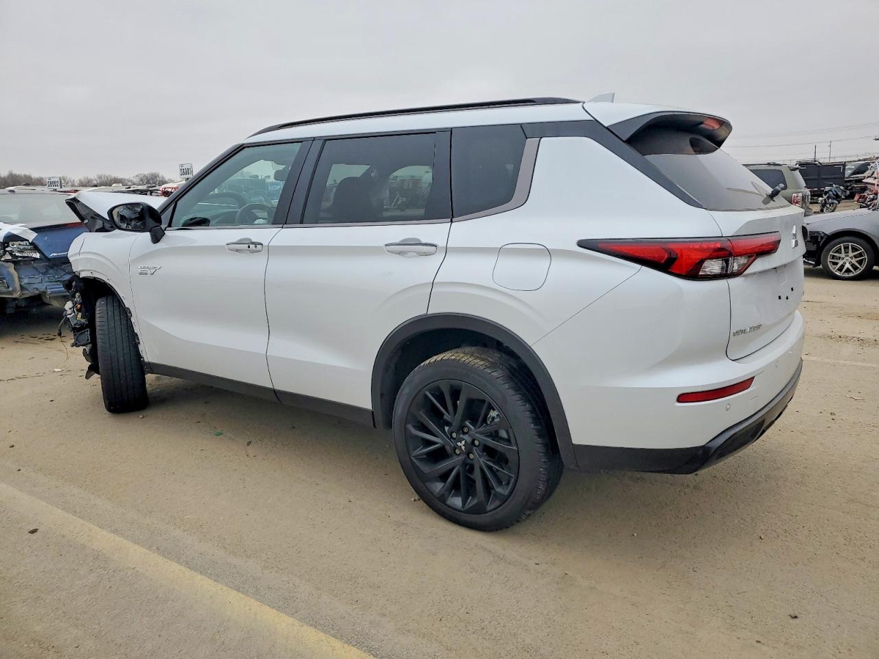 2025 MITSUBISHI OUTLANDER SEL photo 2