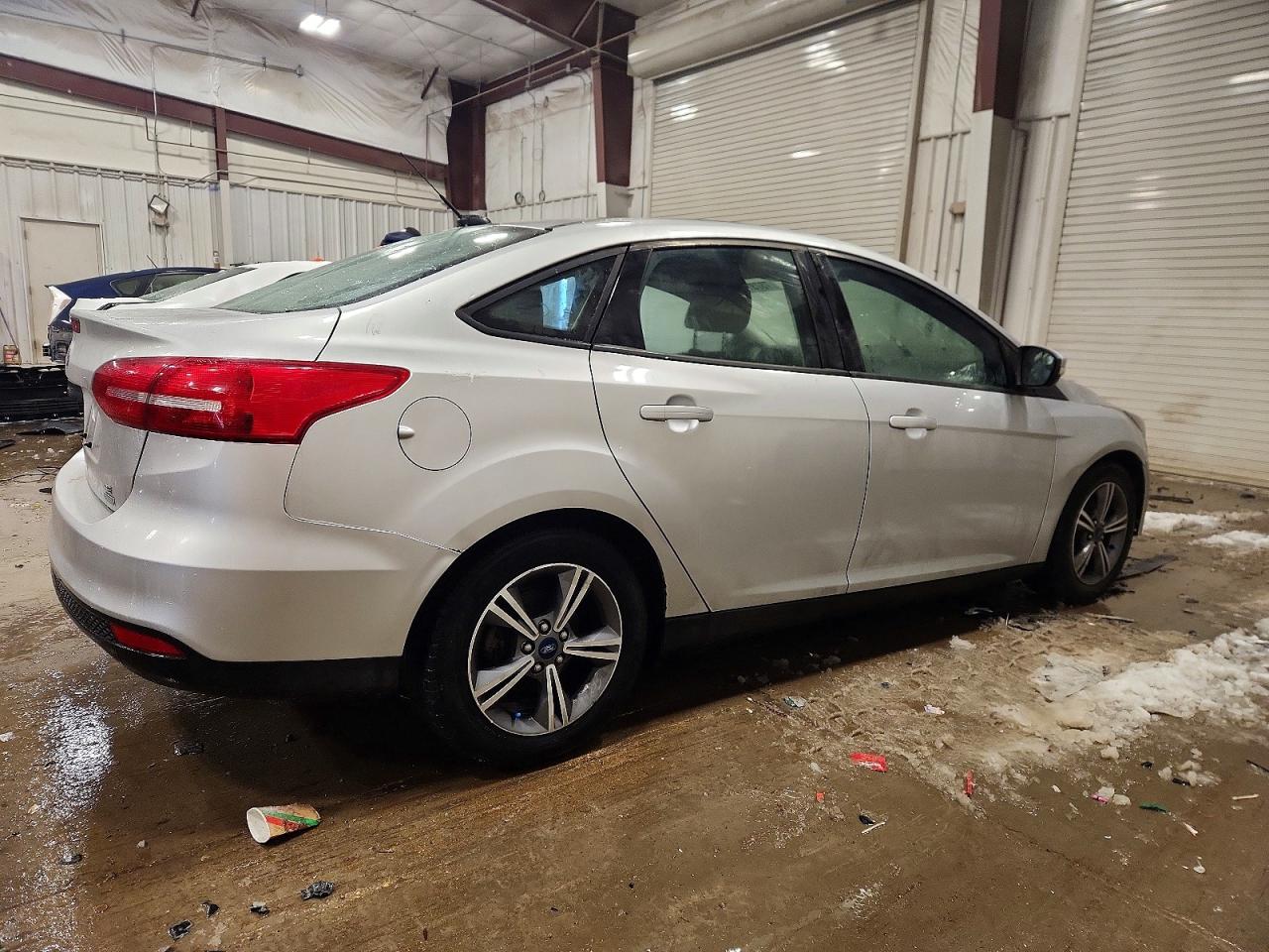 2017 FORD FOCUS SE photo 3