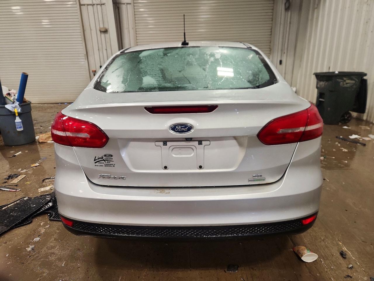 2017 FORD FOCUS SE photo 6