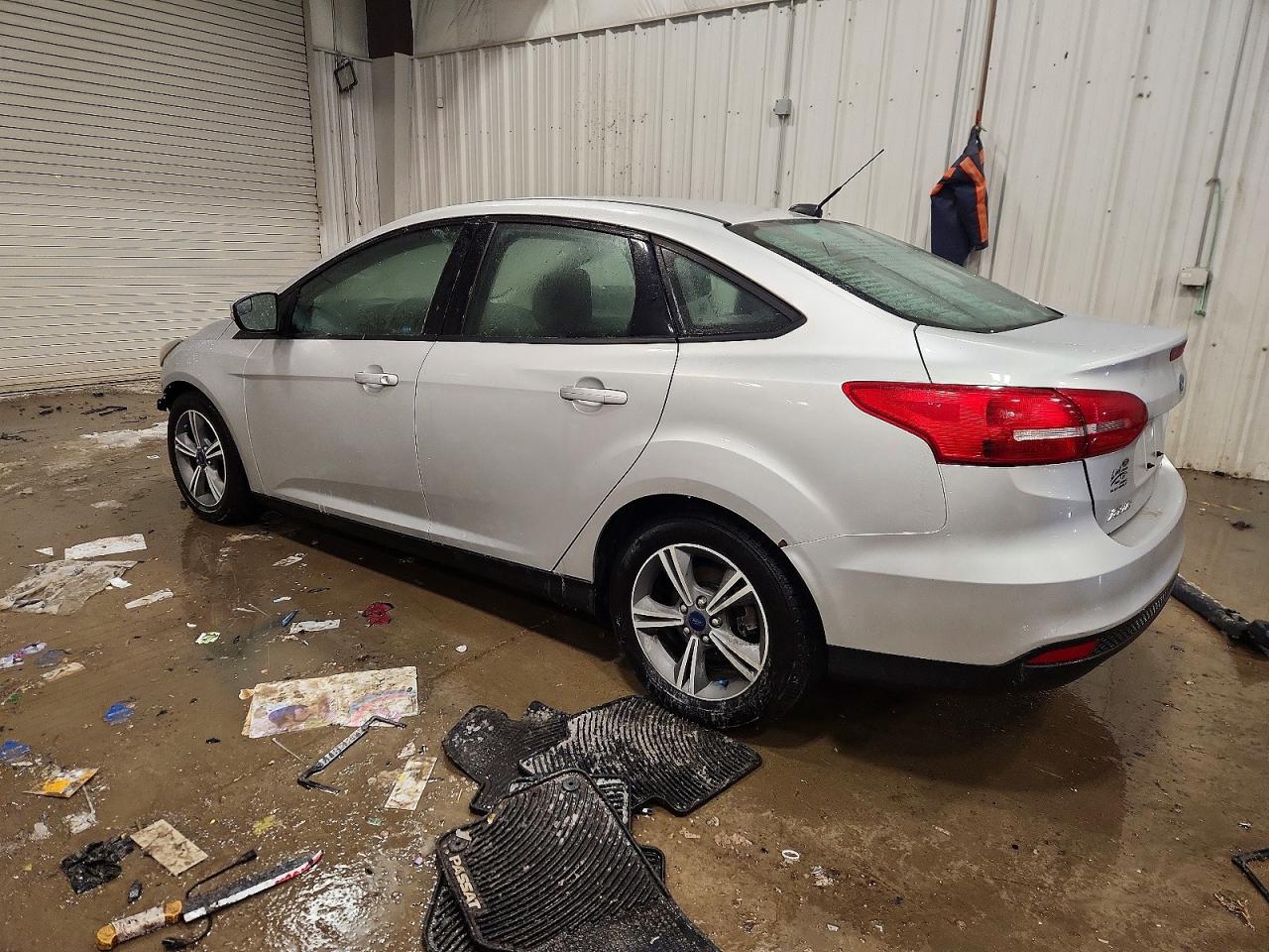 2017 FORD FOCUS SE photo 2