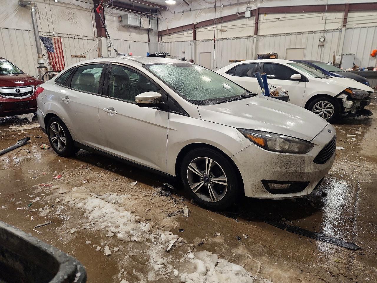 2017 FORD FOCUS SE photo 4