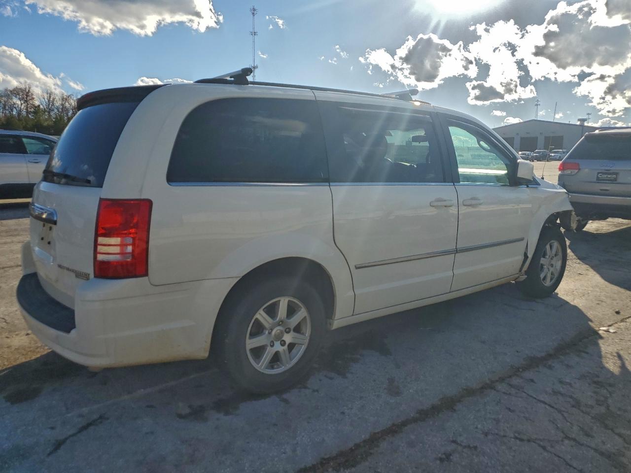 2010 CHRYSLER TOWN & COUNTRY TOURING photo 5
