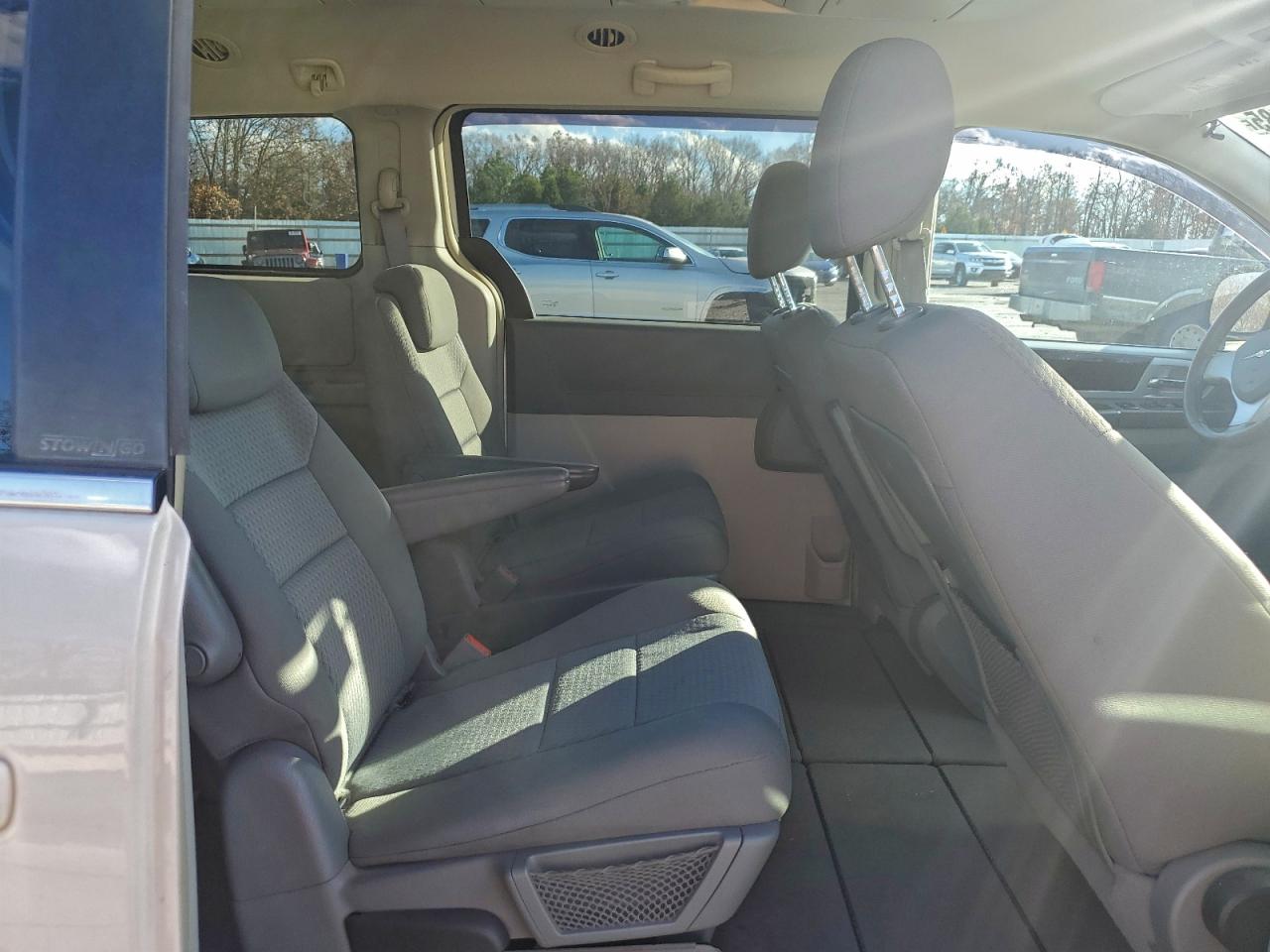 2010 CHRYSLER TOWN & COUNTRY TOURING photo 21