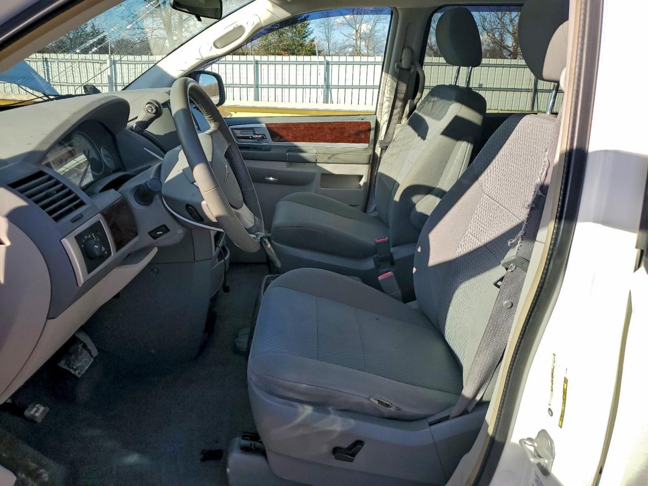 2010 CHRYSLER TOWN & COUNTRY TOURING photo 13