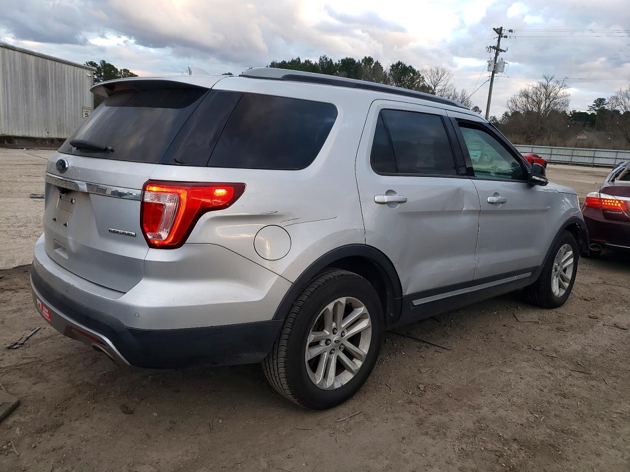 2016 FORD EXPLORER XLT photo 3