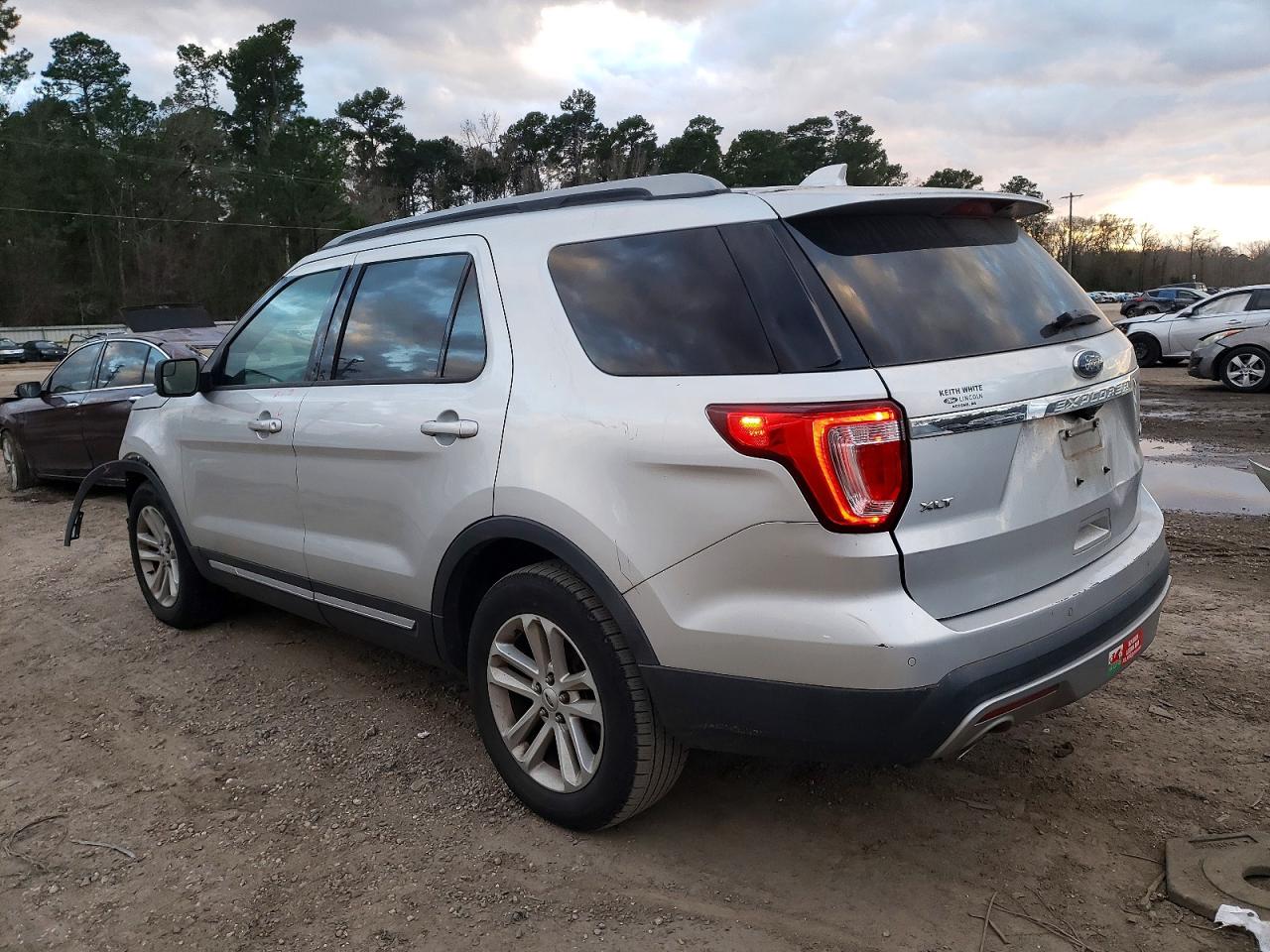 2016 FORD EXPLORER XLT photo 2