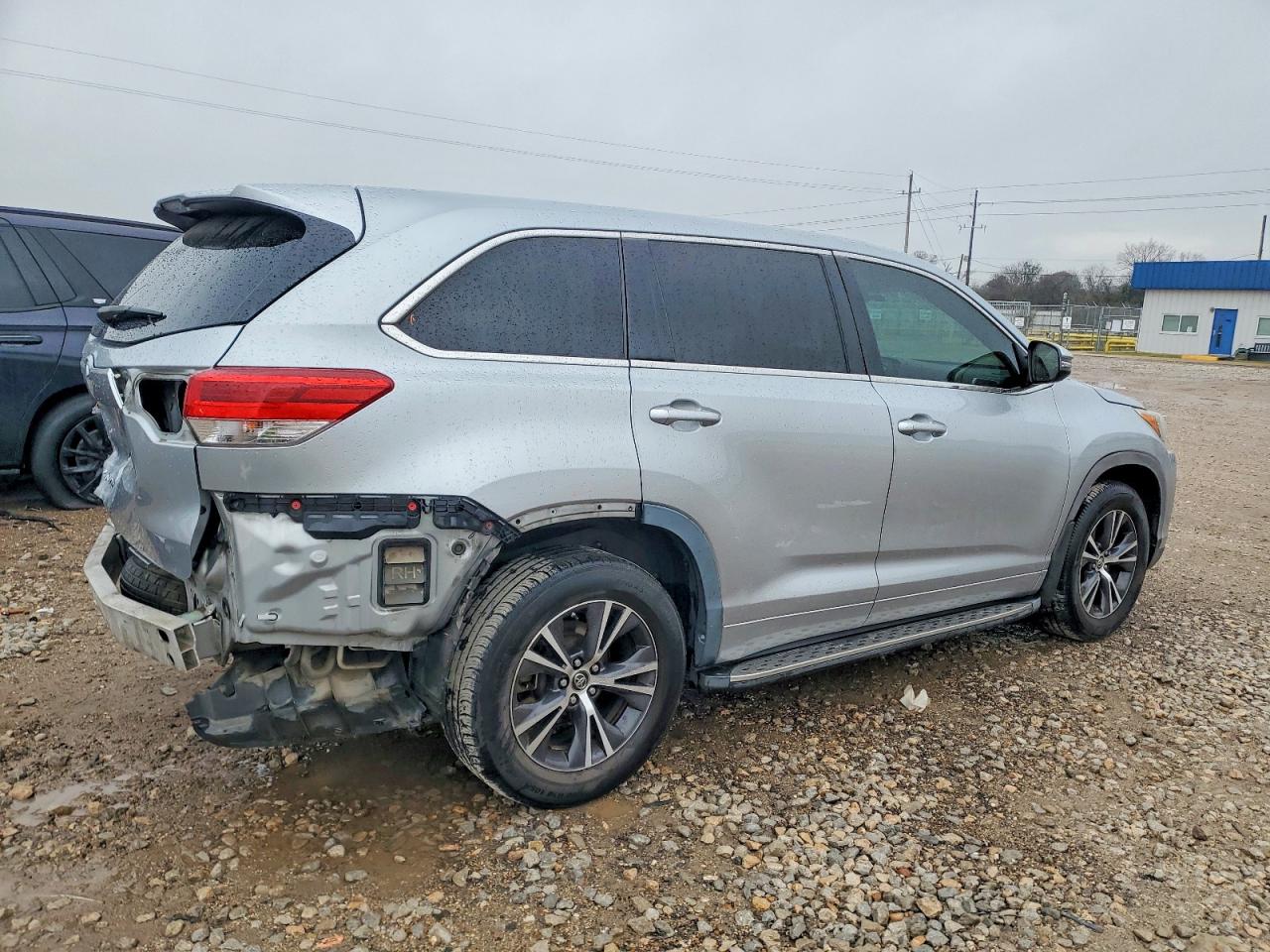 2017 TOYOTA HIGHLANDER LE photo 5