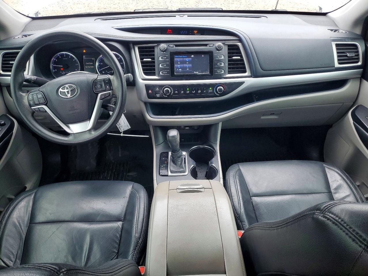 2017 TOYOTA HIGHLANDER LE photo 15