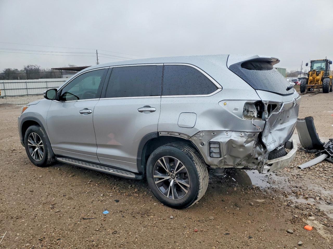 2017 TOYOTA HIGHLANDER LE photo 3