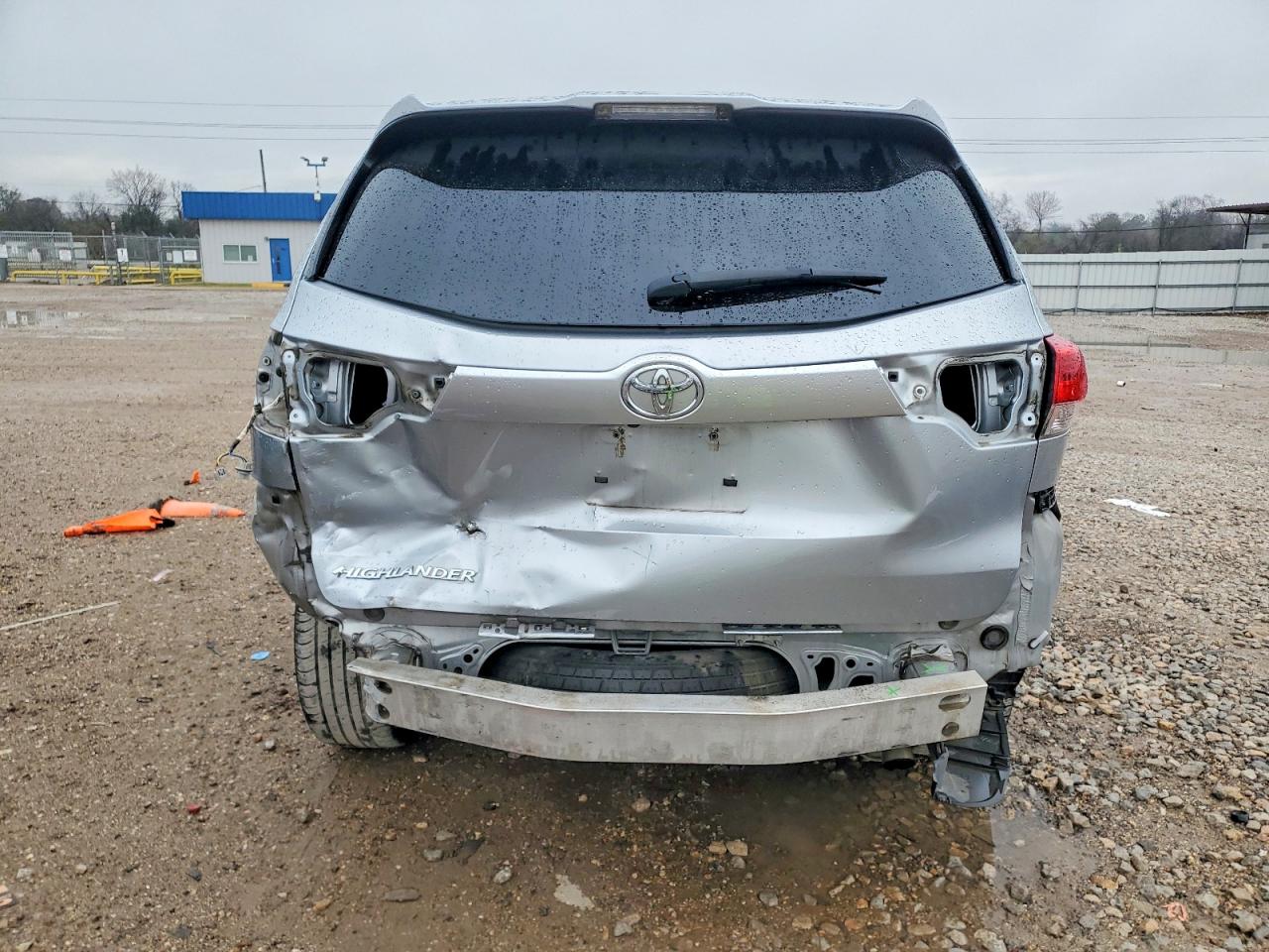 2017 TOYOTA HIGHLANDER LE photo 11