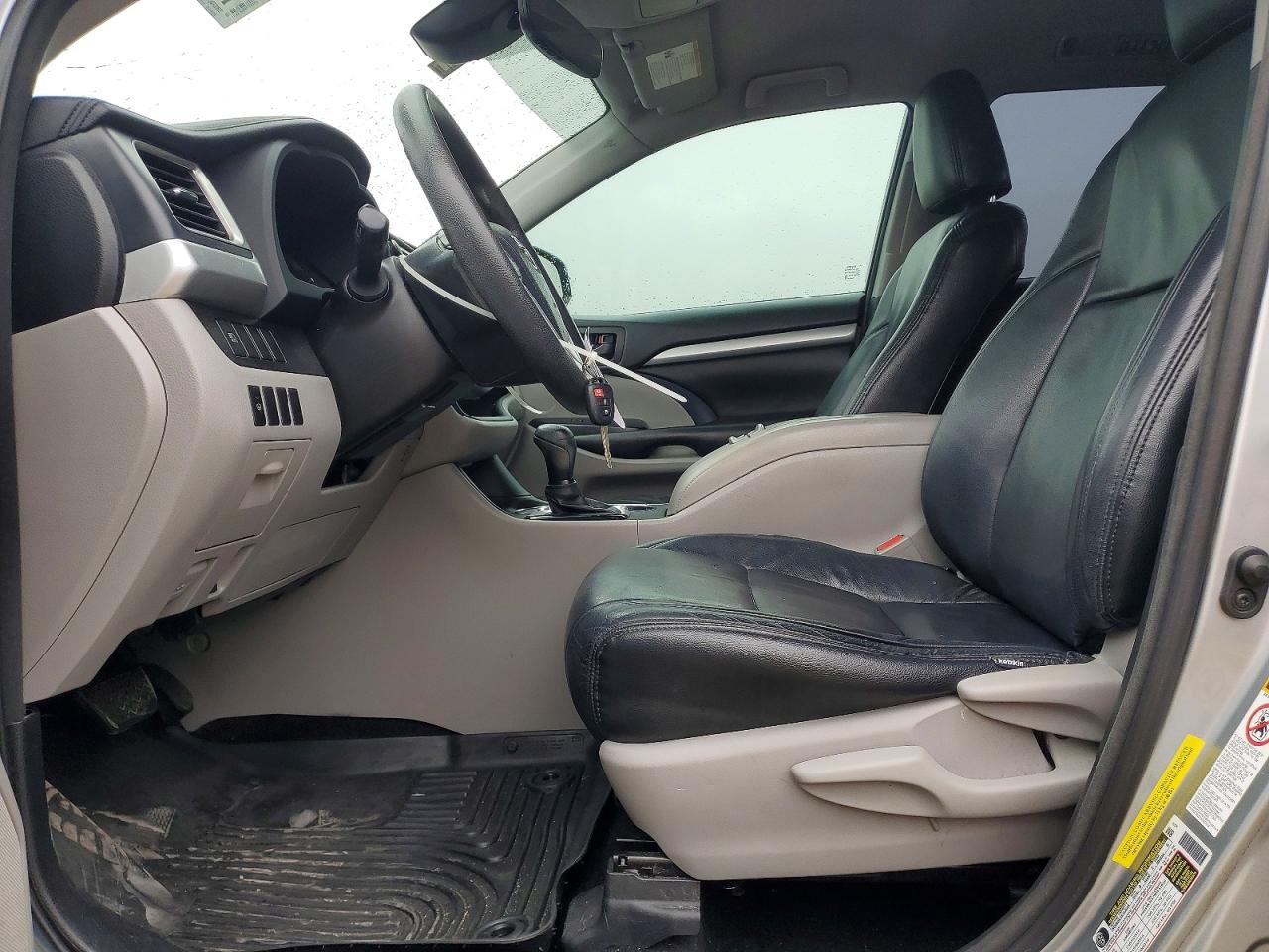 2017 TOYOTA HIGHLANDER LE photo 13