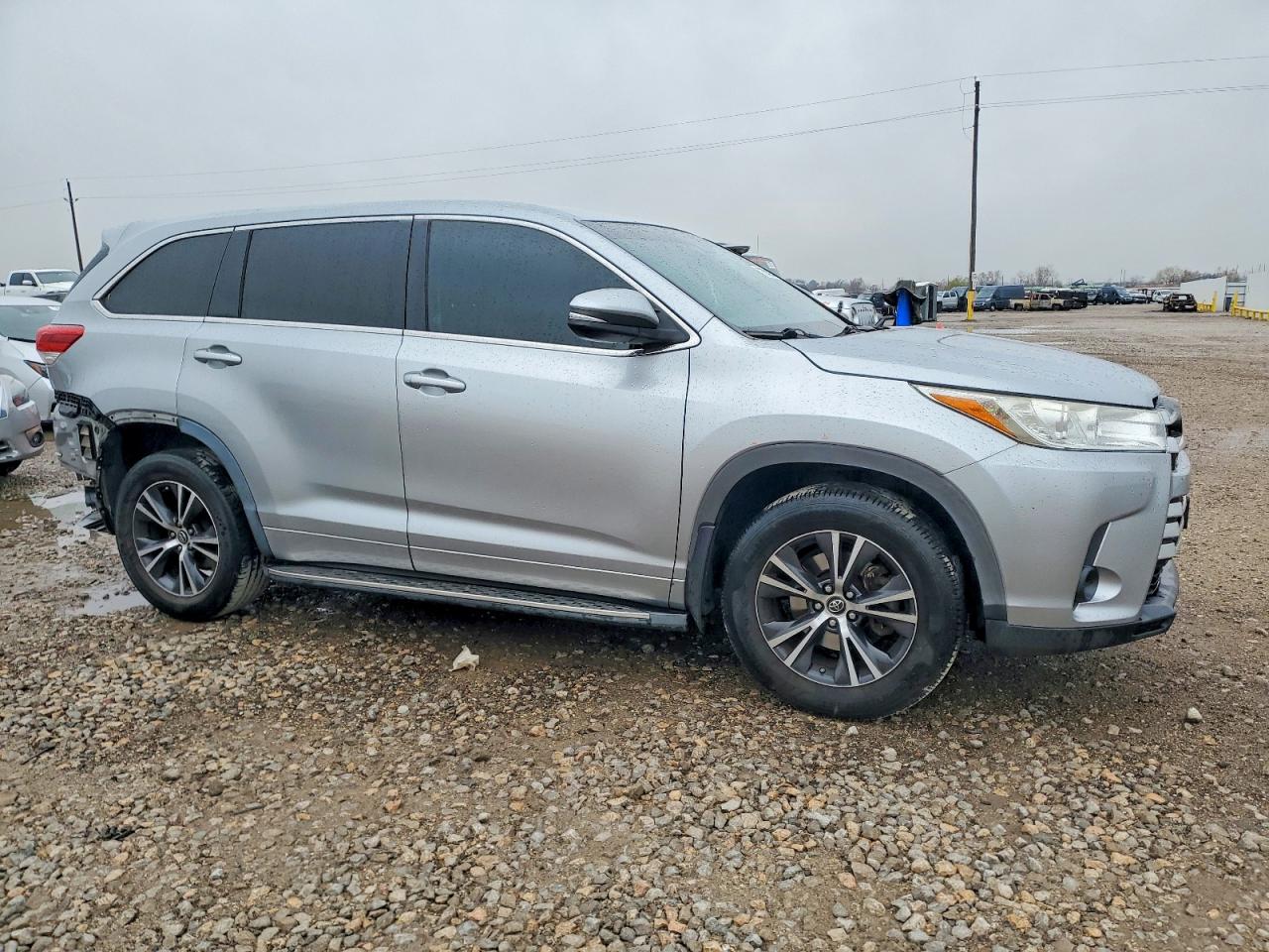 2017 TOYOTA HIGHLANDER LE photo 7