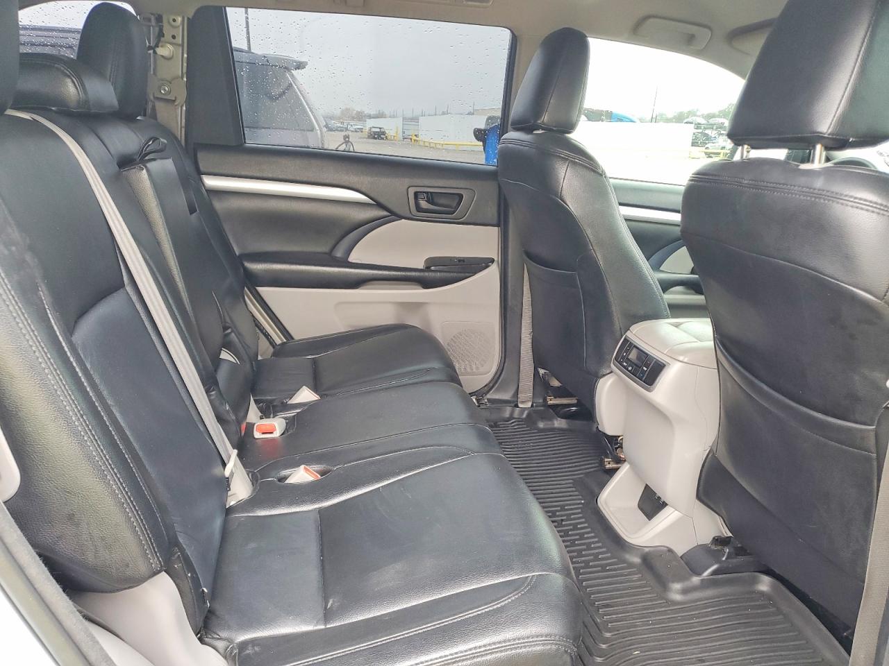 2017 TOYOTA HIGHLANDER LE photo 19