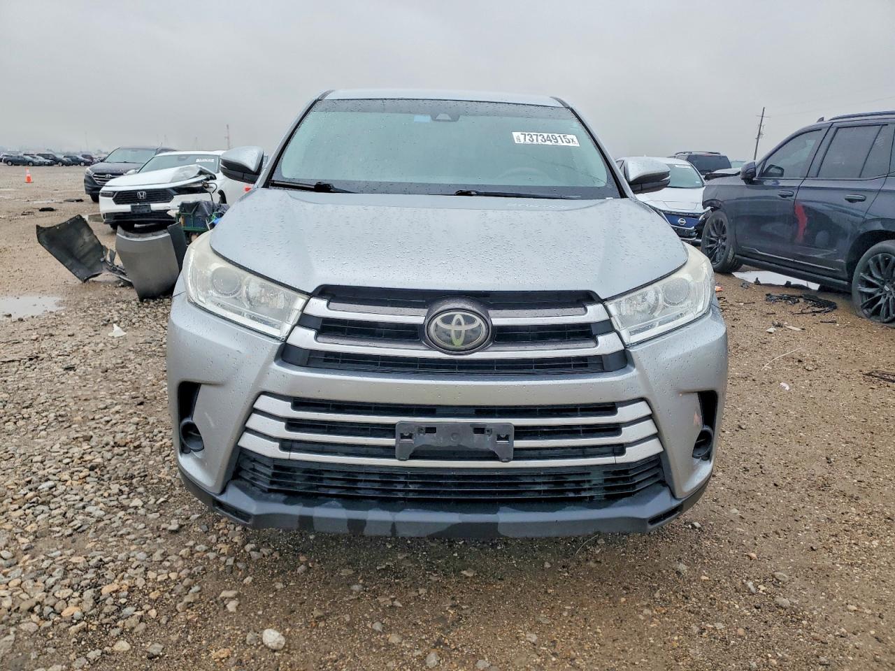 2017 TOYOTA HIGHLANDER LE photo 9