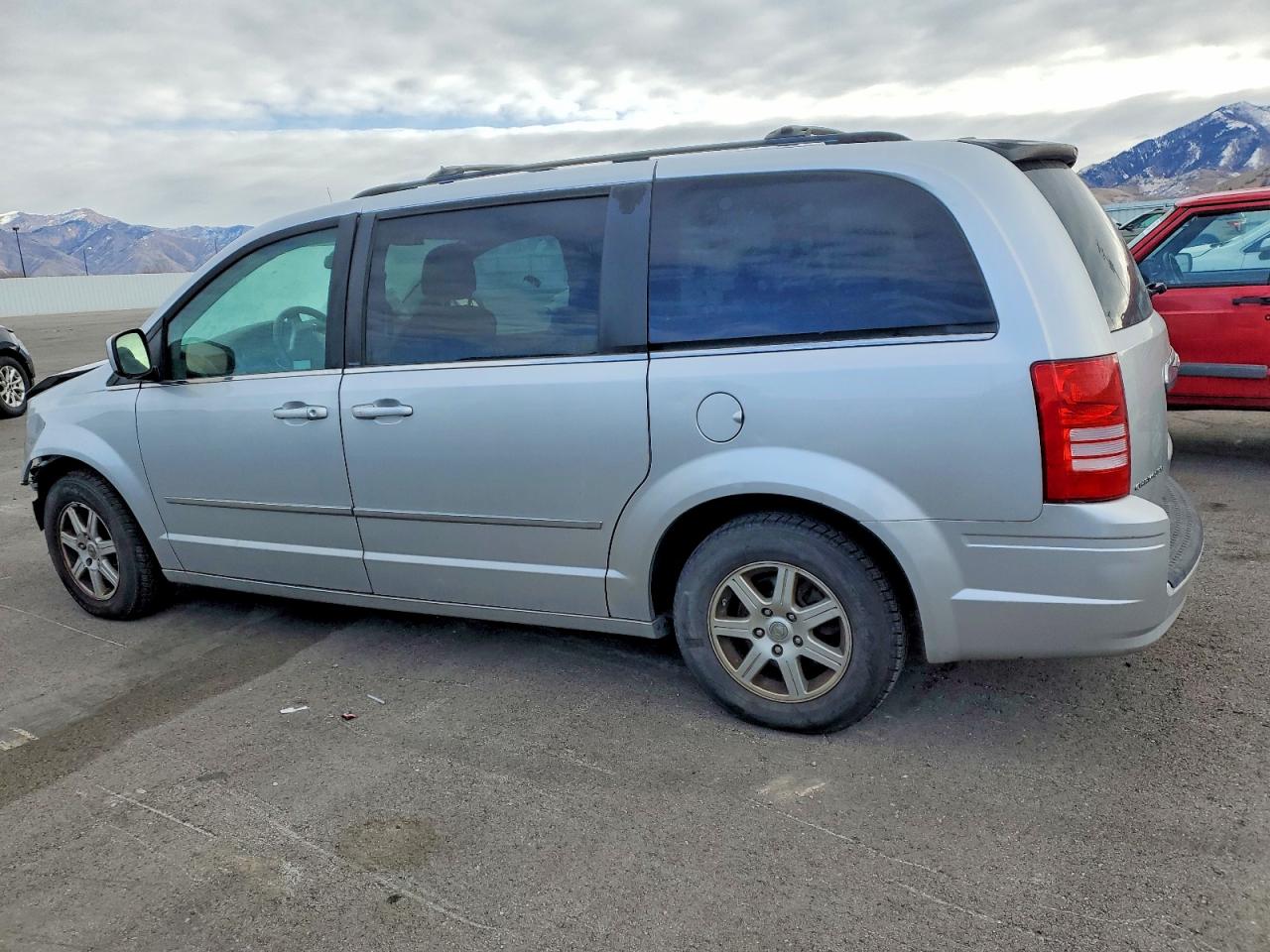 2010 CHRYSLER TOWN & COUNTRY TOURING photo 2