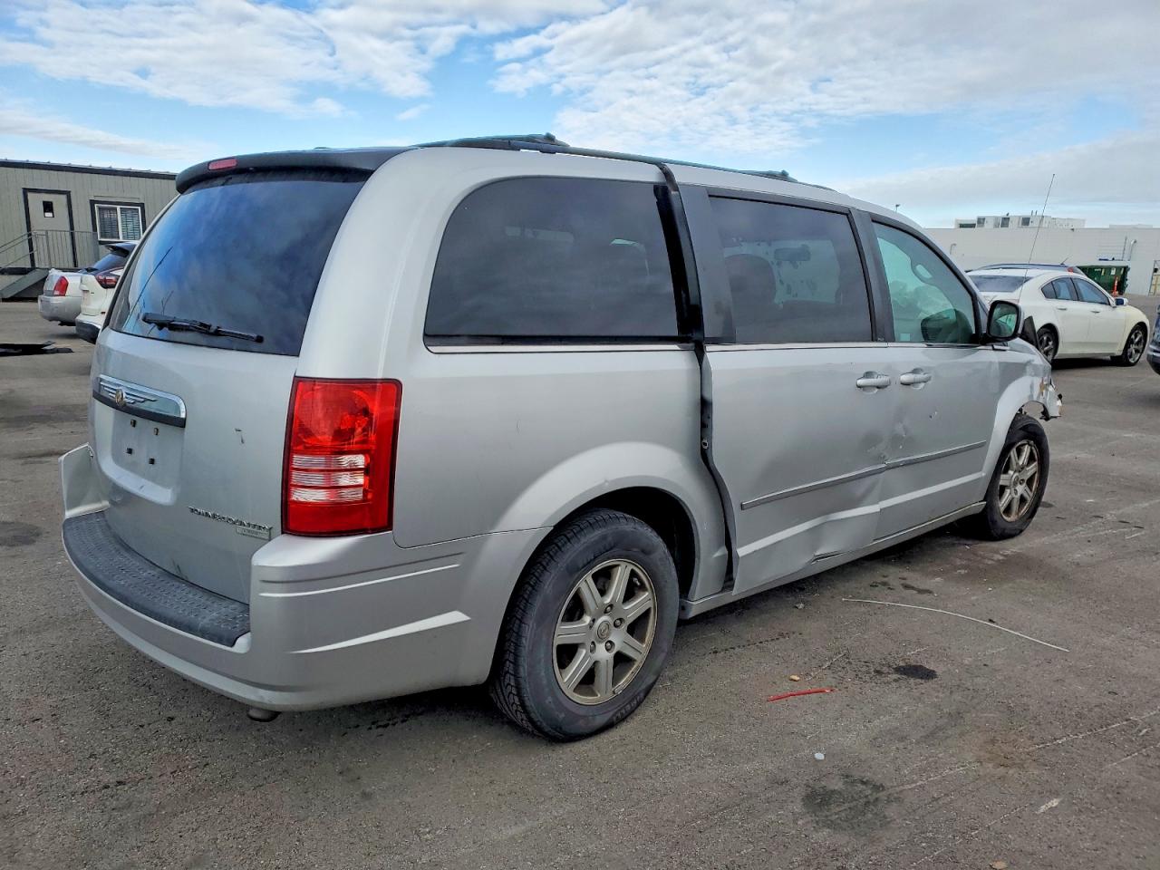 2010 CHRYSLER TOWN & COUNTRY TOURING photo 3