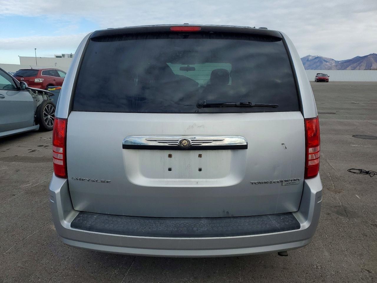 2010 CHRYSLER TOWN & COUNTRY TOURING photo 6