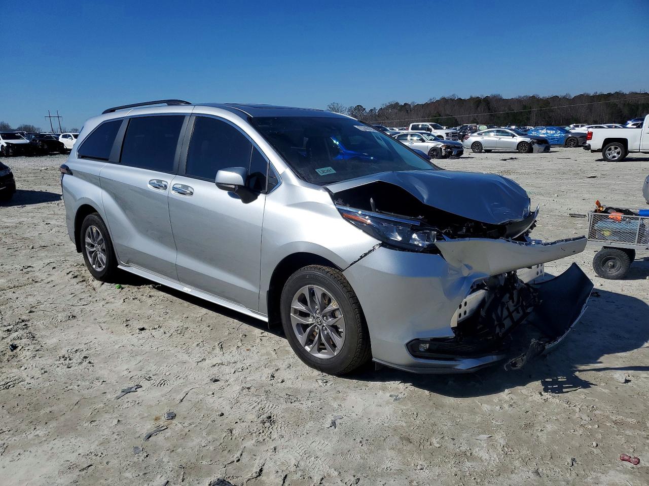 2025 TOYOTA SIENNA XLE photo 4