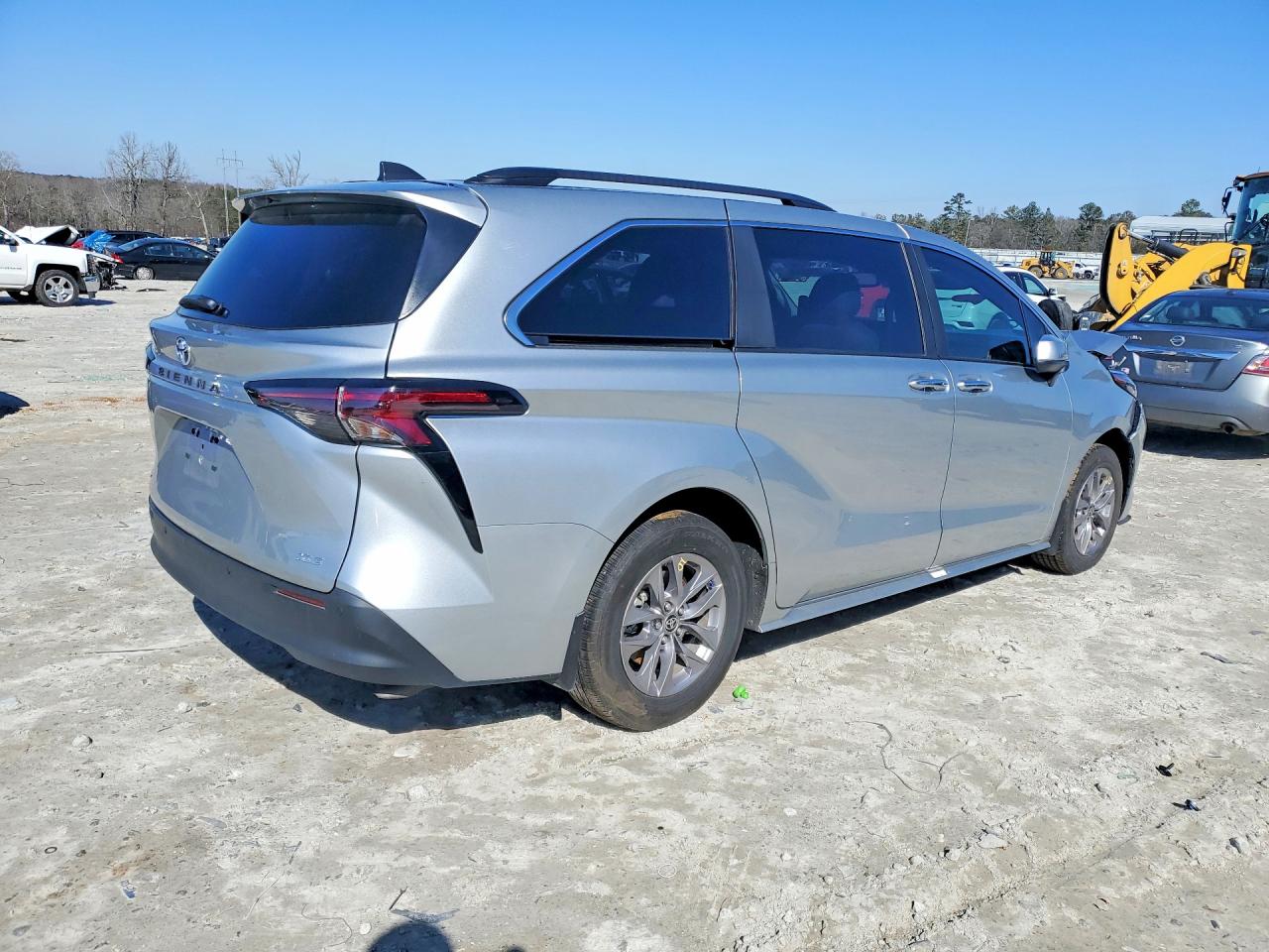 2025 TOYOTA SIENNA XLE photo 3
