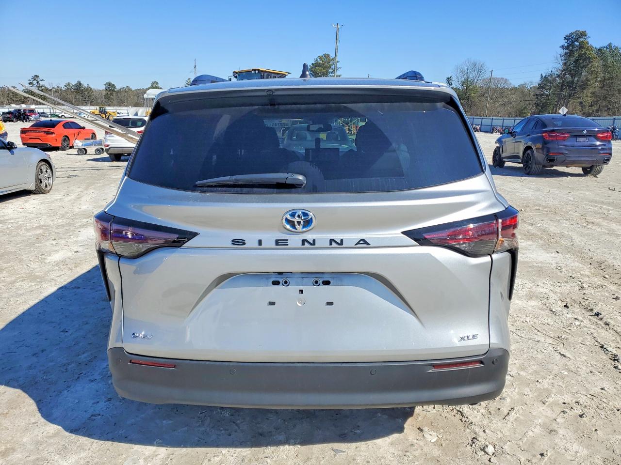 2025 TOYOTA SIENNA XLE photo 6