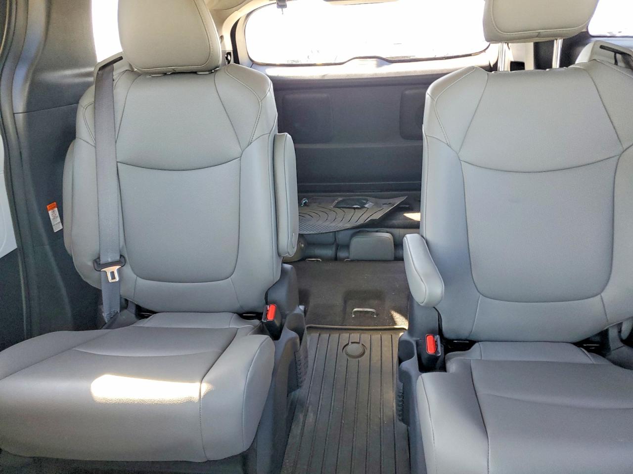 2025 TOYOTA SIENNA XLE photo 10