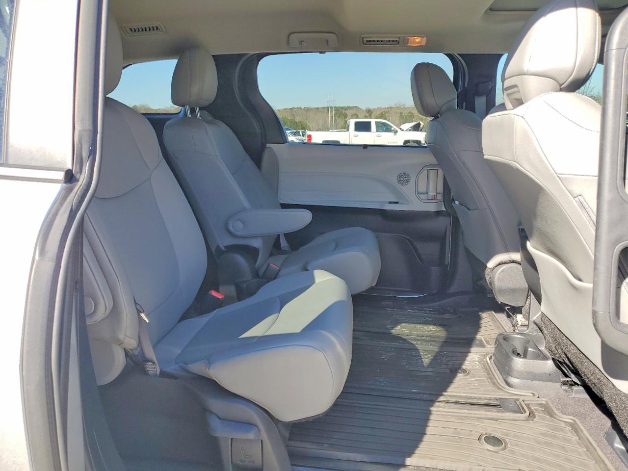 2025 TOYOTA SIENNA XLE photo 11