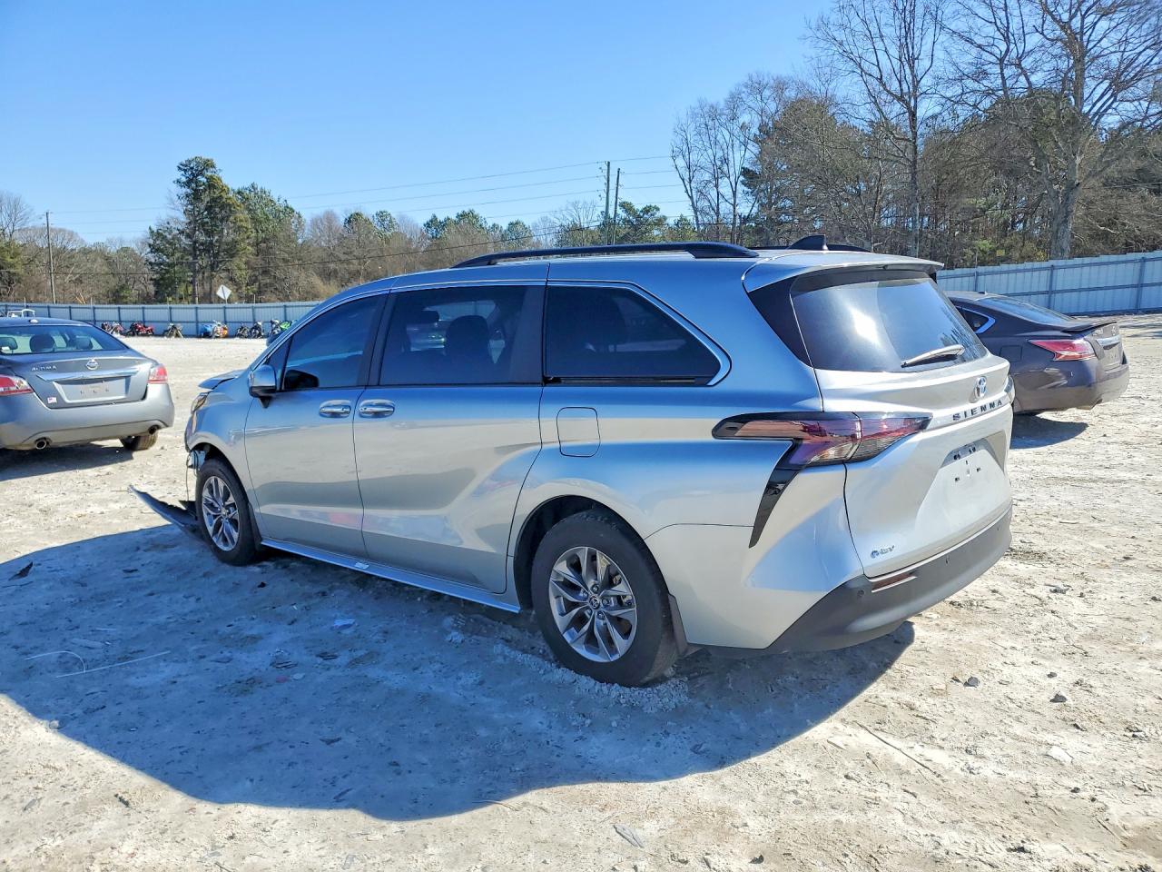 2025 TOYOTA SIENNA XLE photo 2