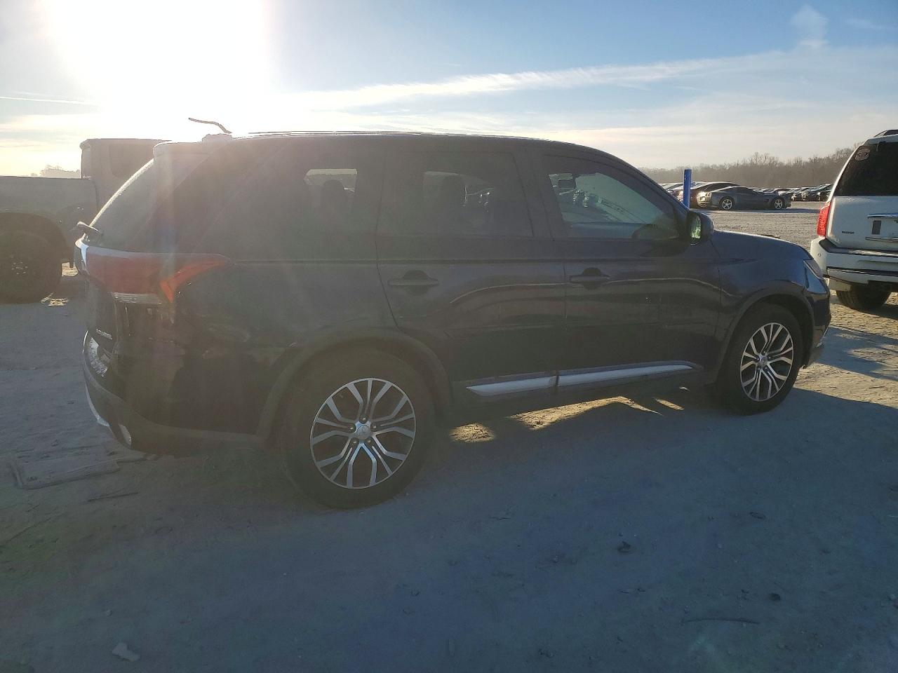 2016 MITSUBISHI OUTLANDER ES photo 3