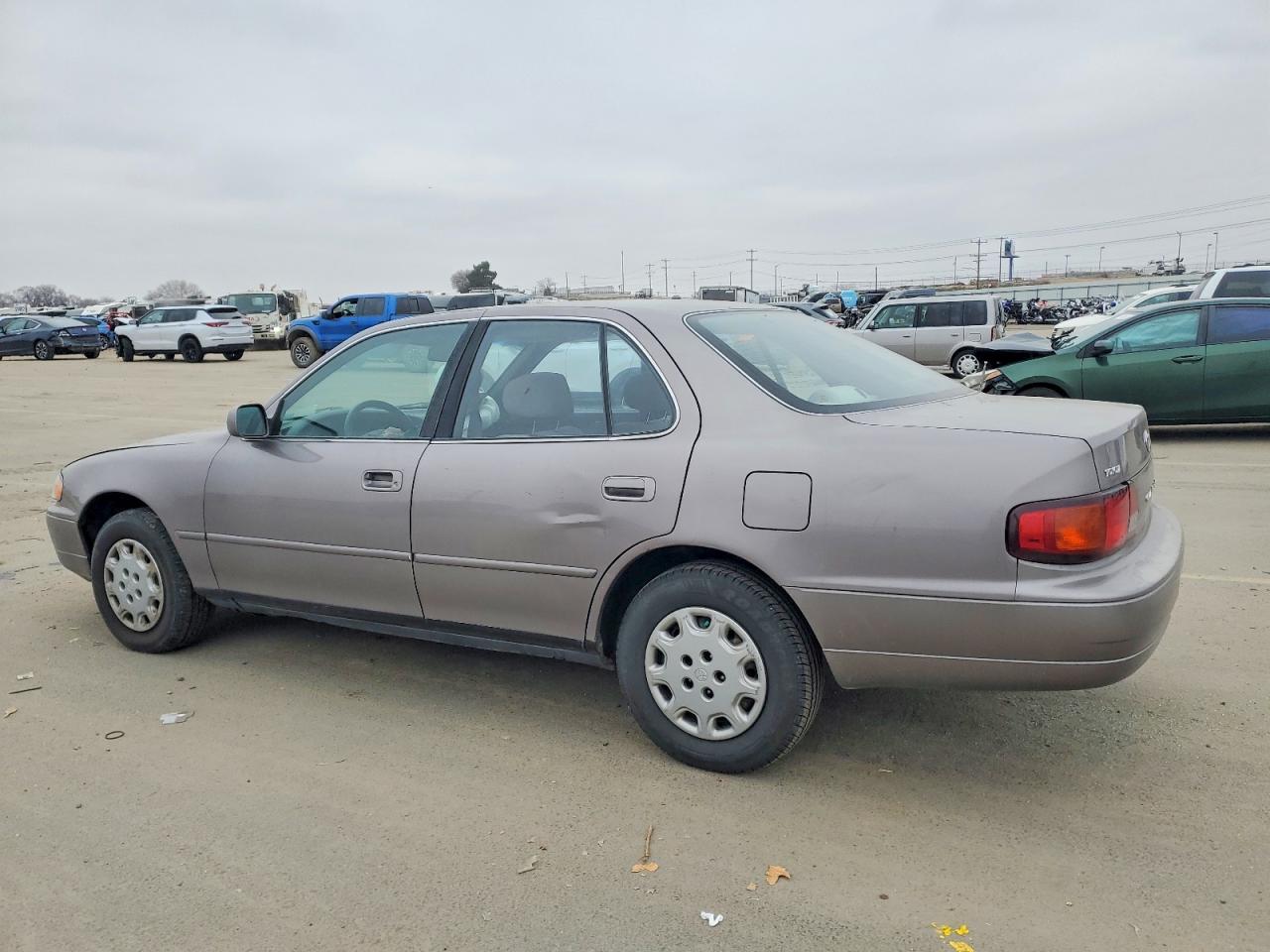 1996 TOYOTA CAMRY photo 3
