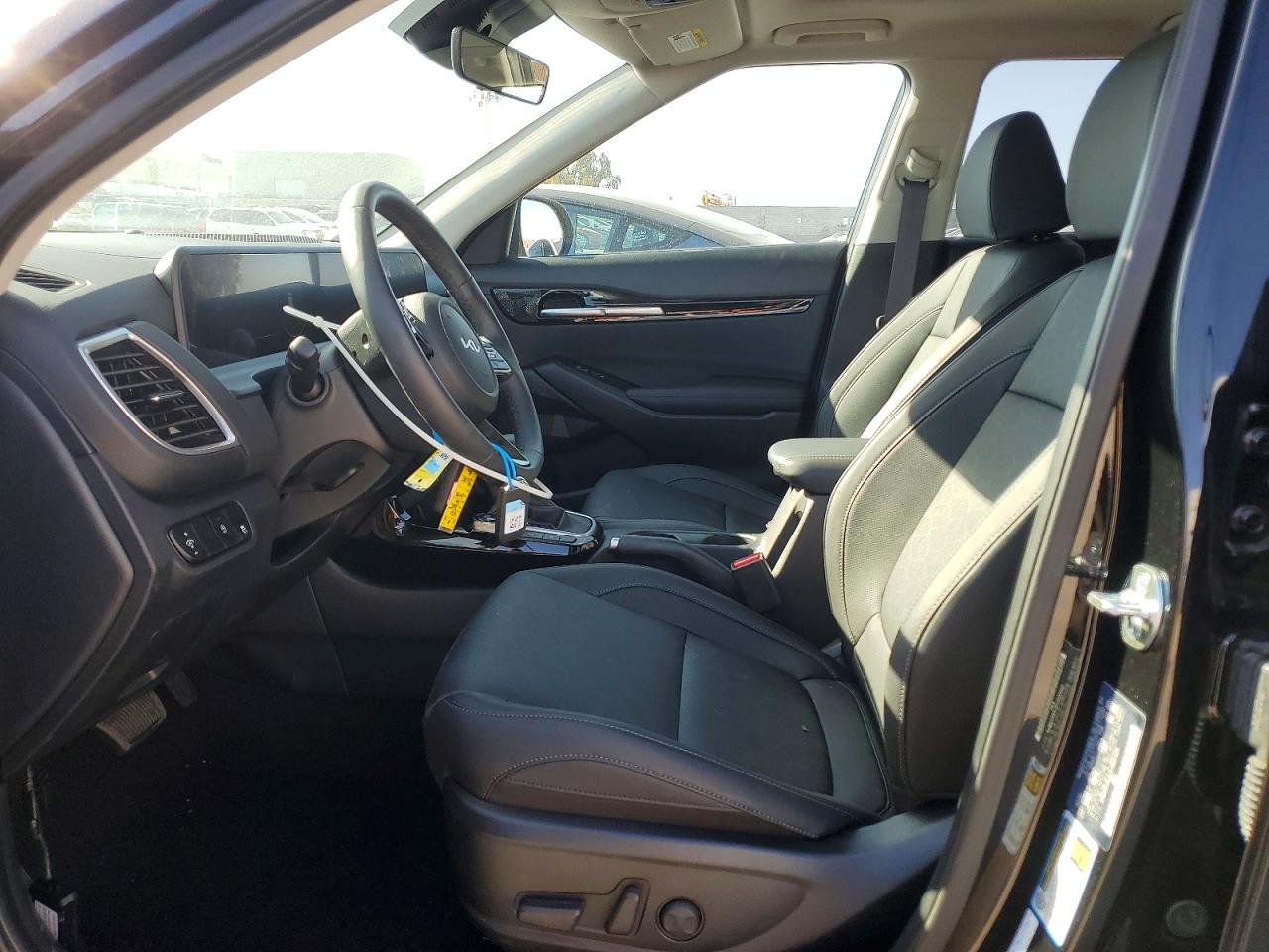 2025 KIA SELTOS EX photo 13