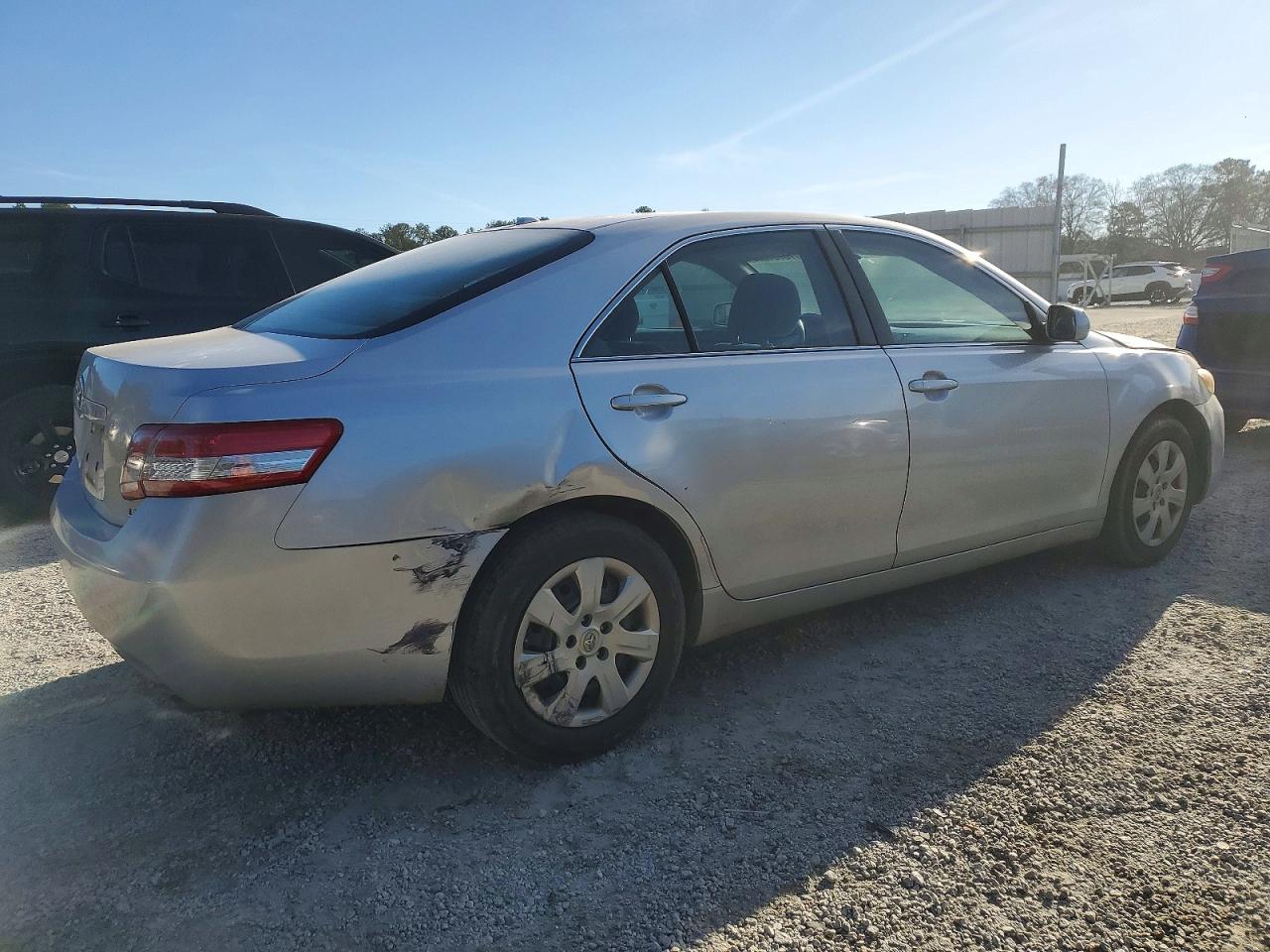2011 TOYOTA CAMRY LE photo 3
