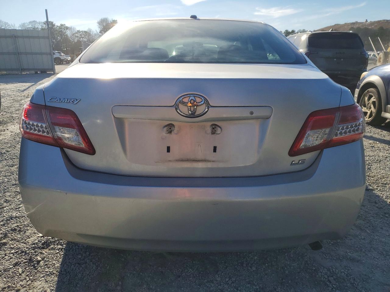 2011 TOYOTA CAMRY LE photo 6