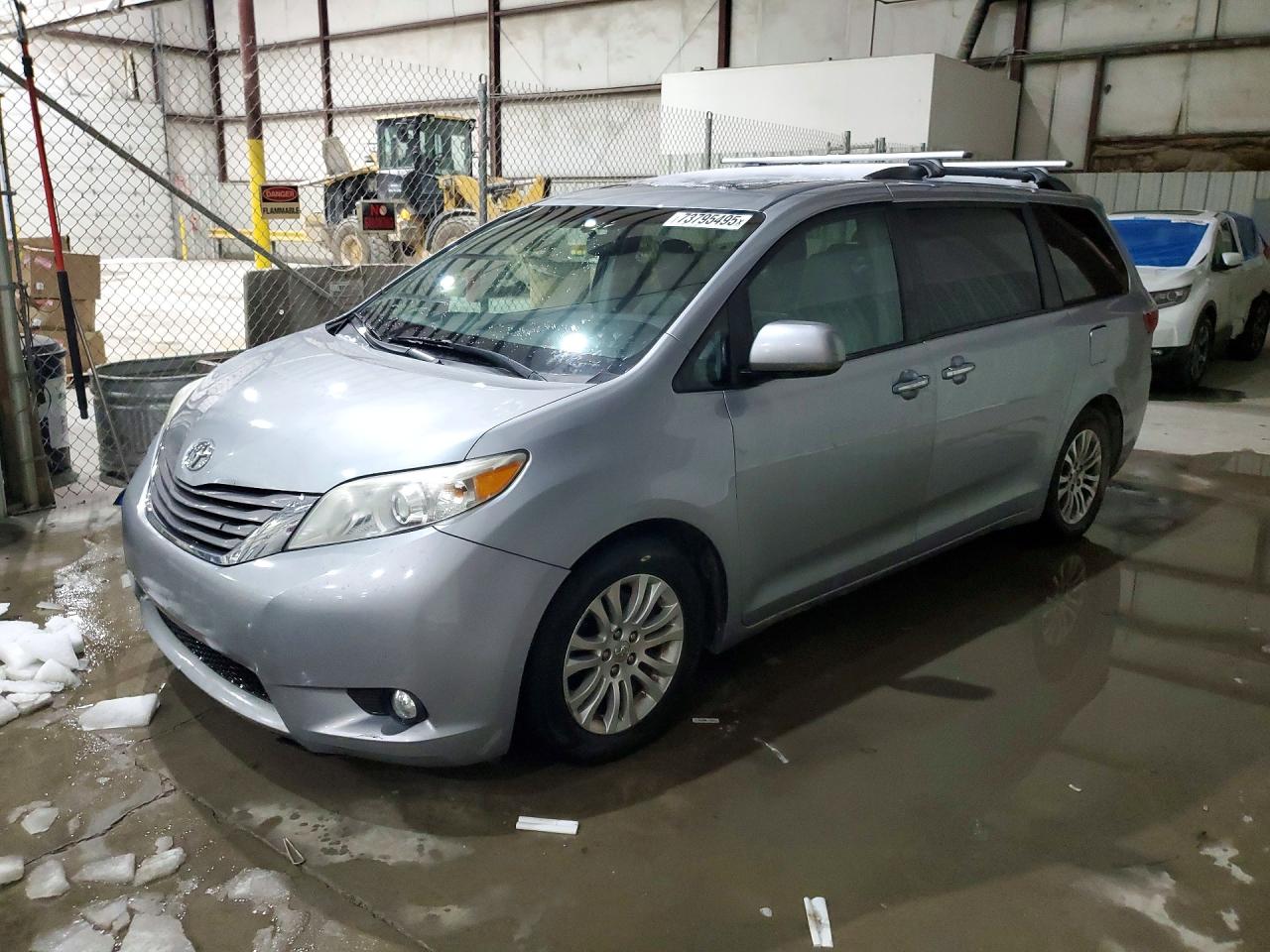 2016 TOYOTA SIENNA