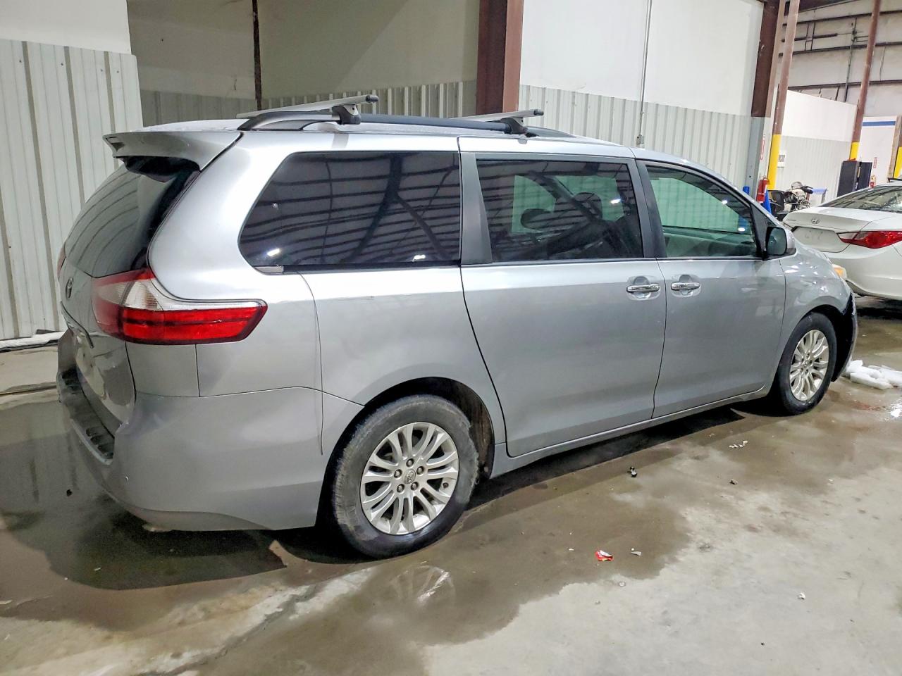 2016 TOYOTA SIENNA XLE PREMIUM 8-PASSENGER photo 3