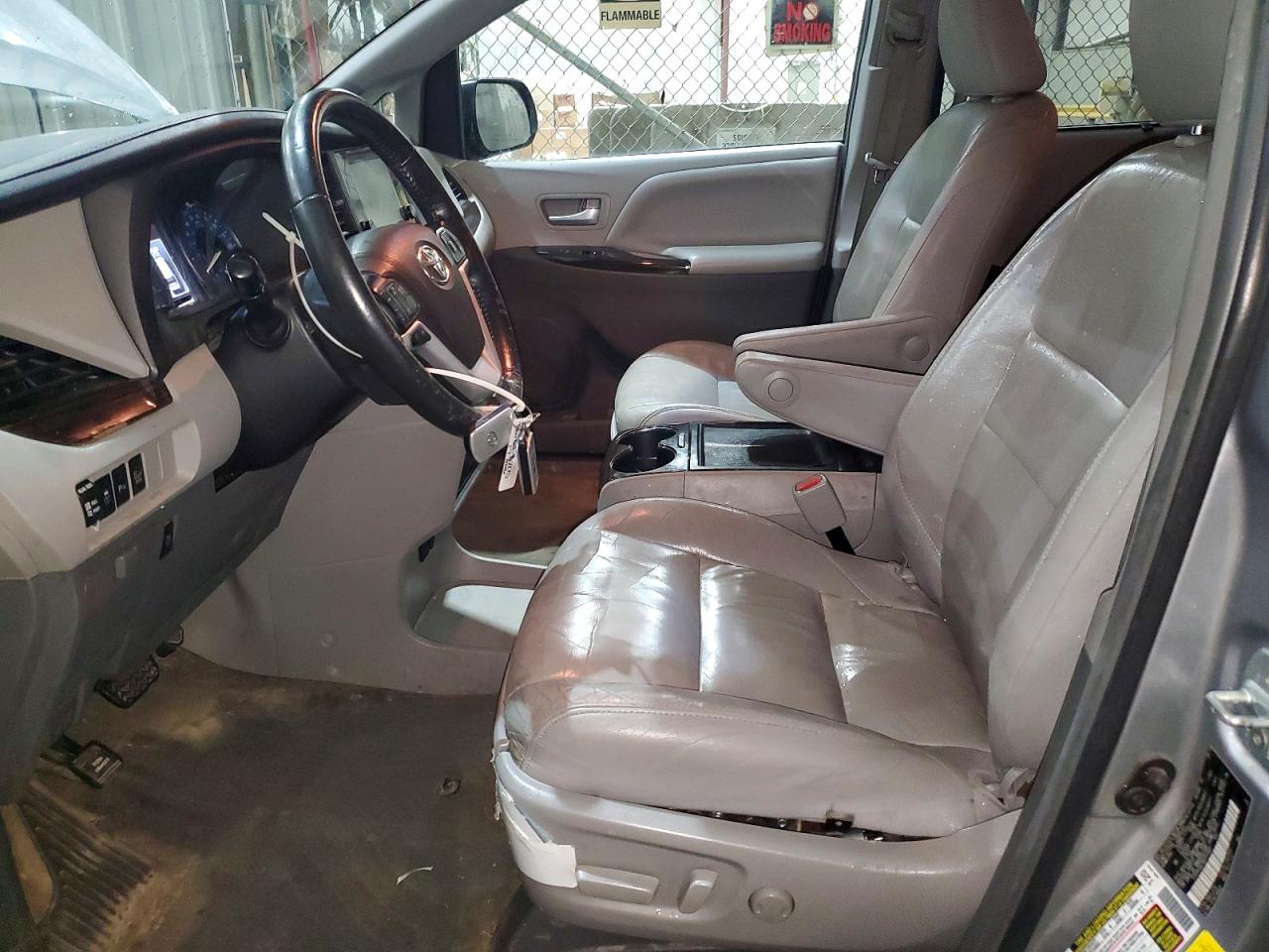 2016 TOYOTA SIENNA XLE PREMIUM 8-PASSENGER photo 7