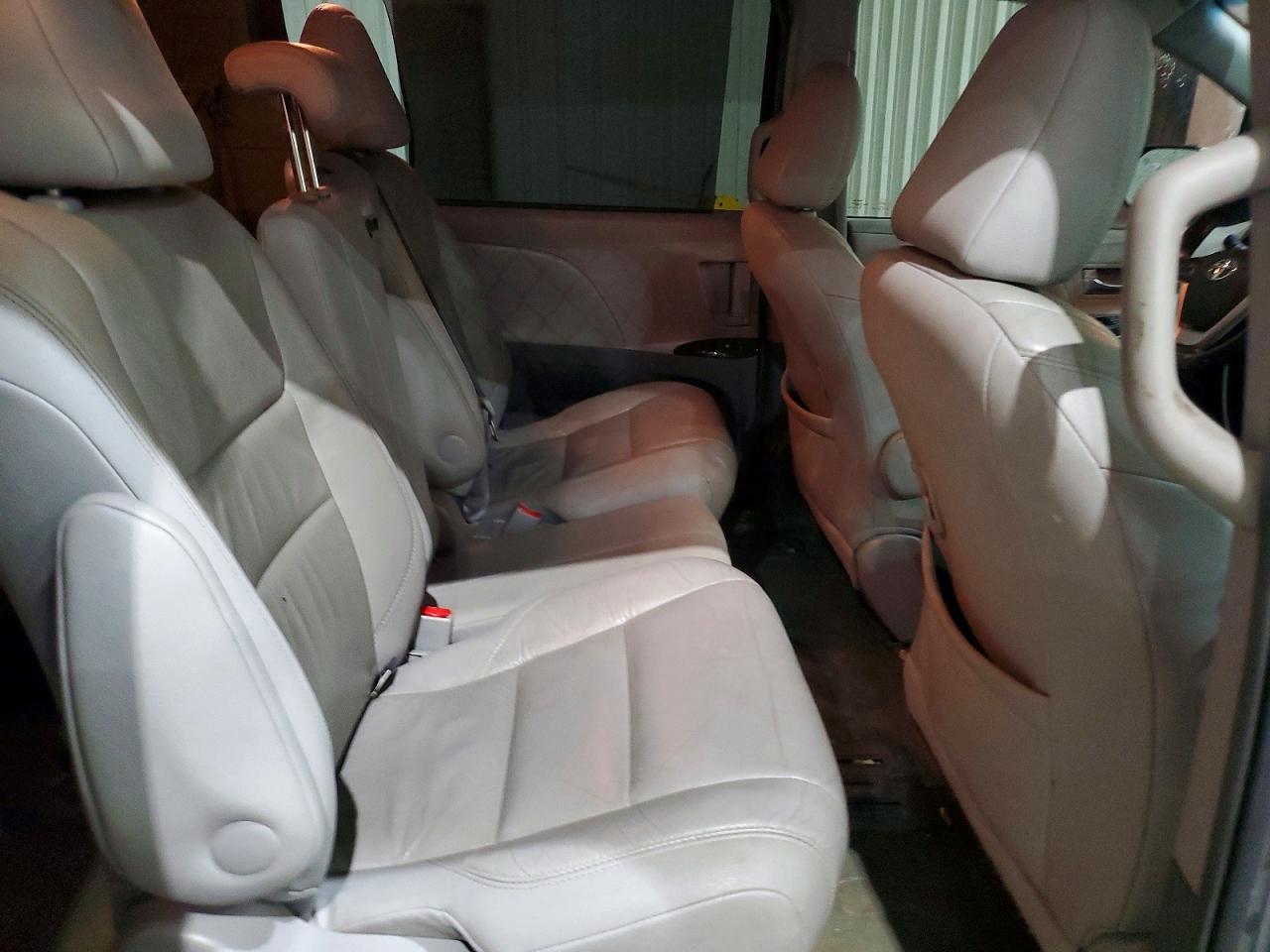 2016 TOYOTA SIENNA XLE PREMIUM 8-PASSENGER photo 11