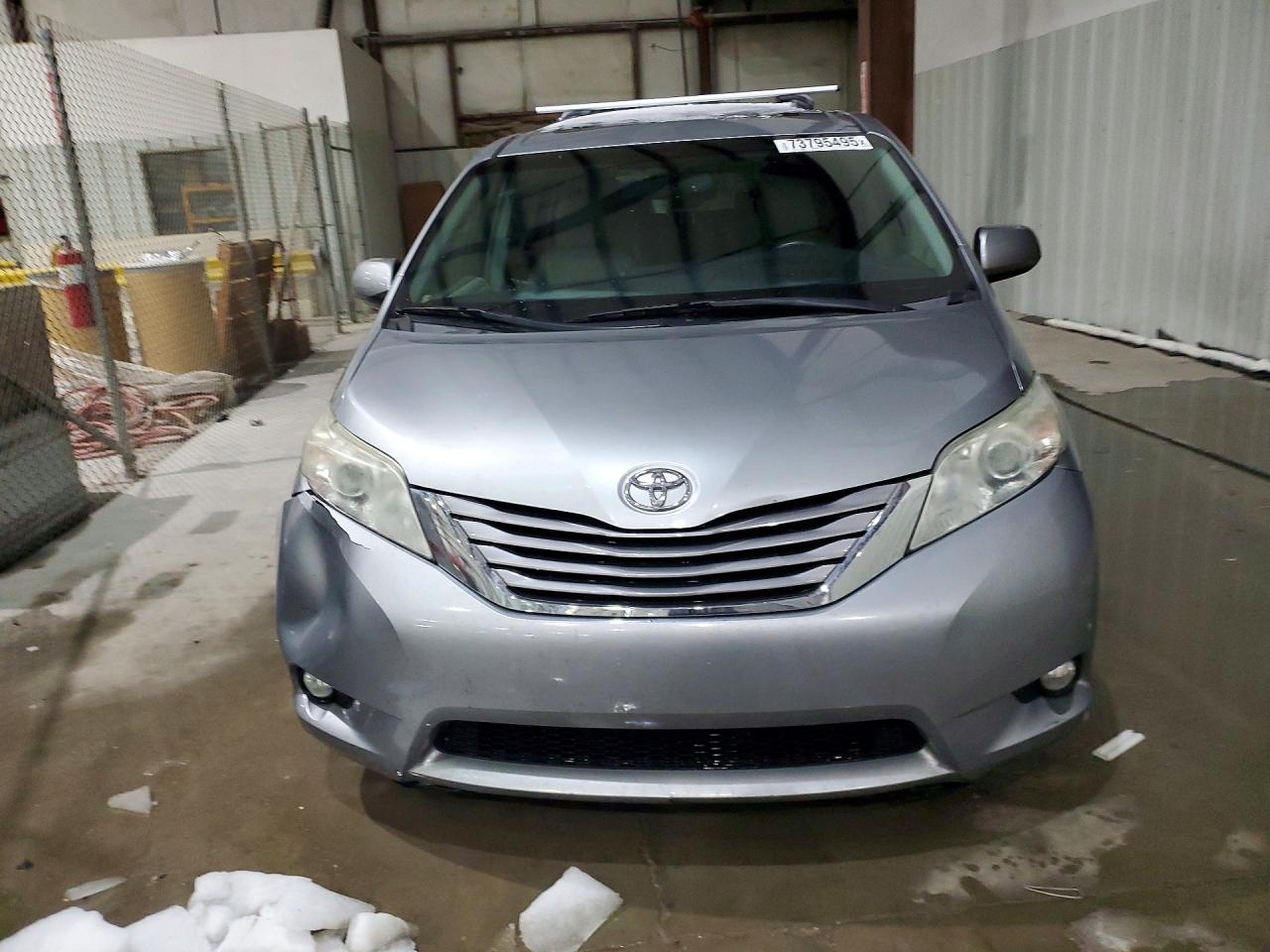 2016 TOYOTA SIENNA XLE PREMIUM 8-PASSENGER photo 5