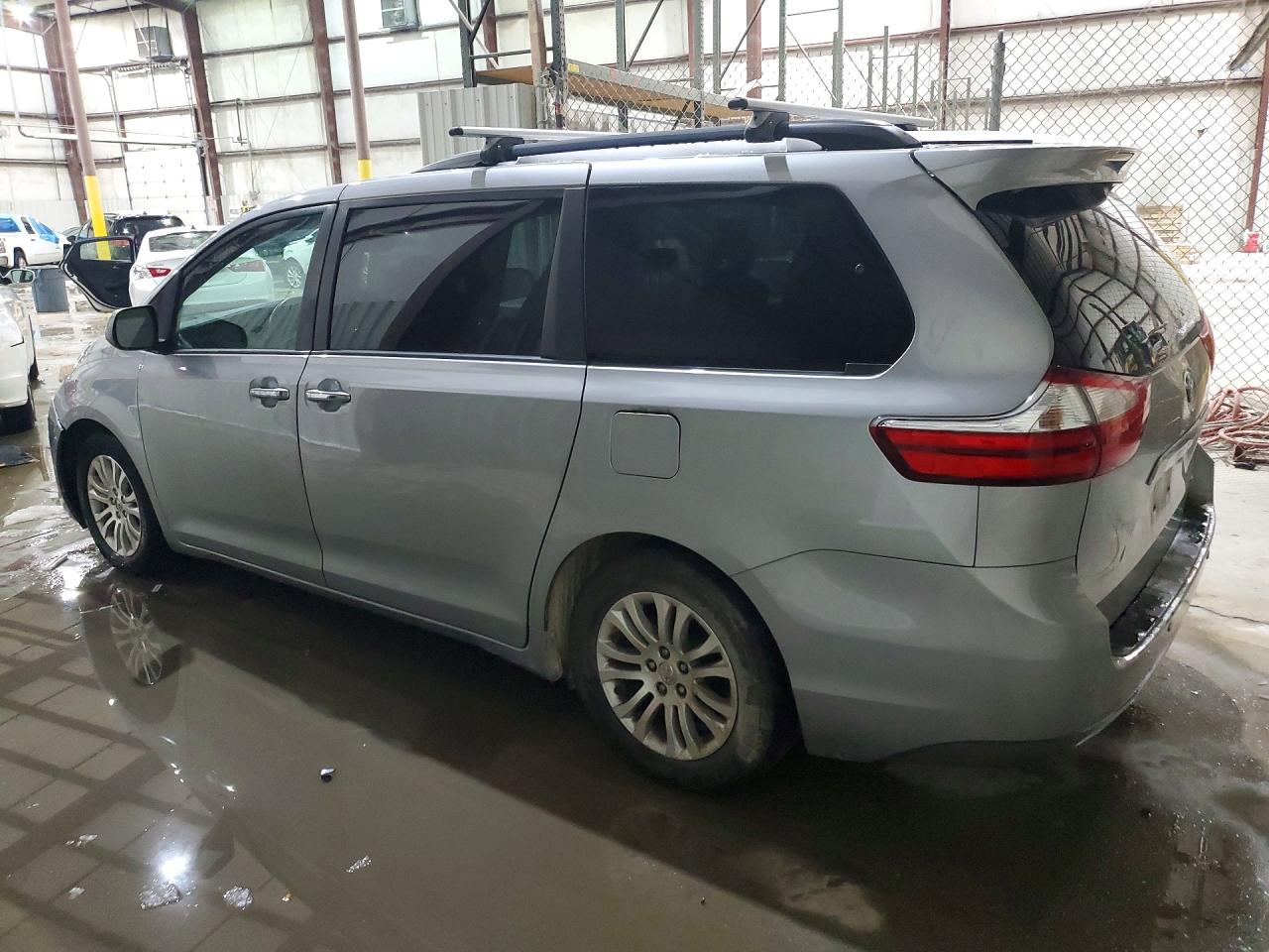 2016 TOYOTA SIENNA XLE PREMIUM 8-PASSENGER photo 2