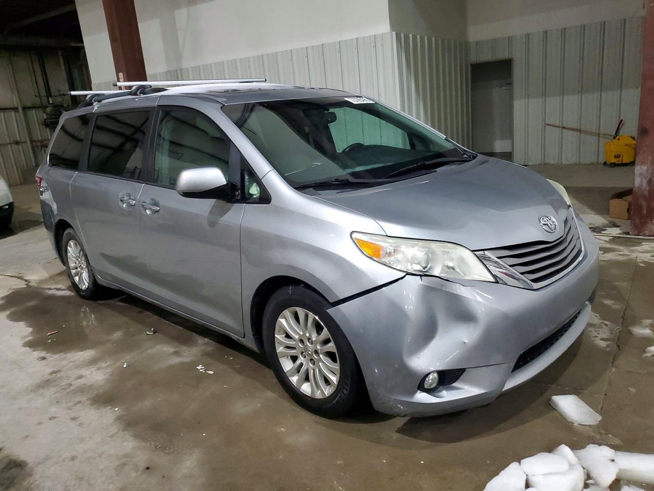 2016 TOYOTA SIENNA XLE PREMIUM 8-PASSENGER photo 4