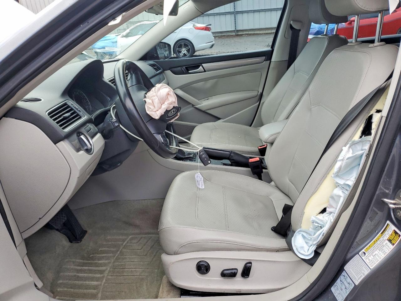 2015 VOLKSWAGEN PASSAT S photo 13