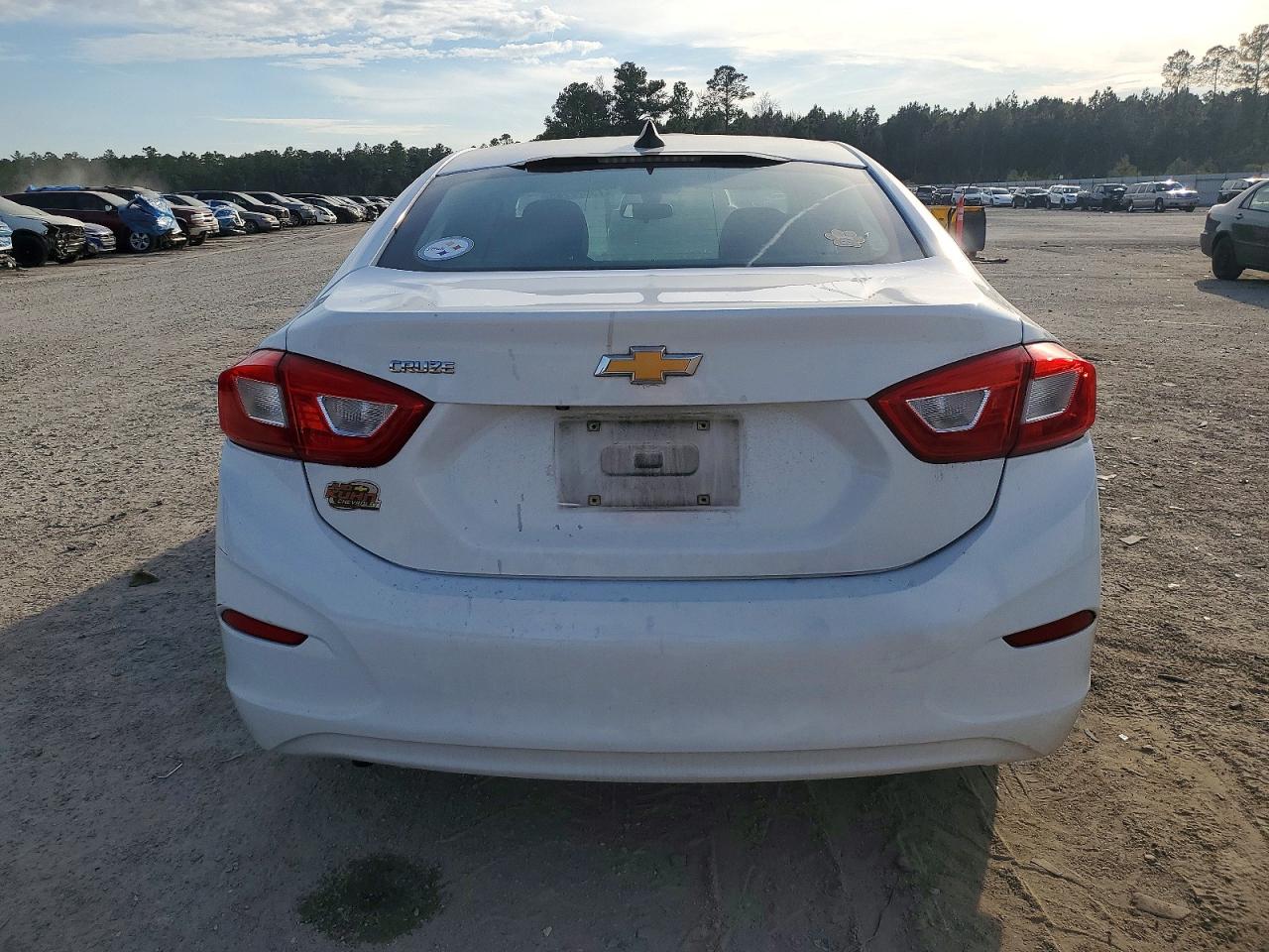 2017 CHEVROLET CRUZE LS photo 11