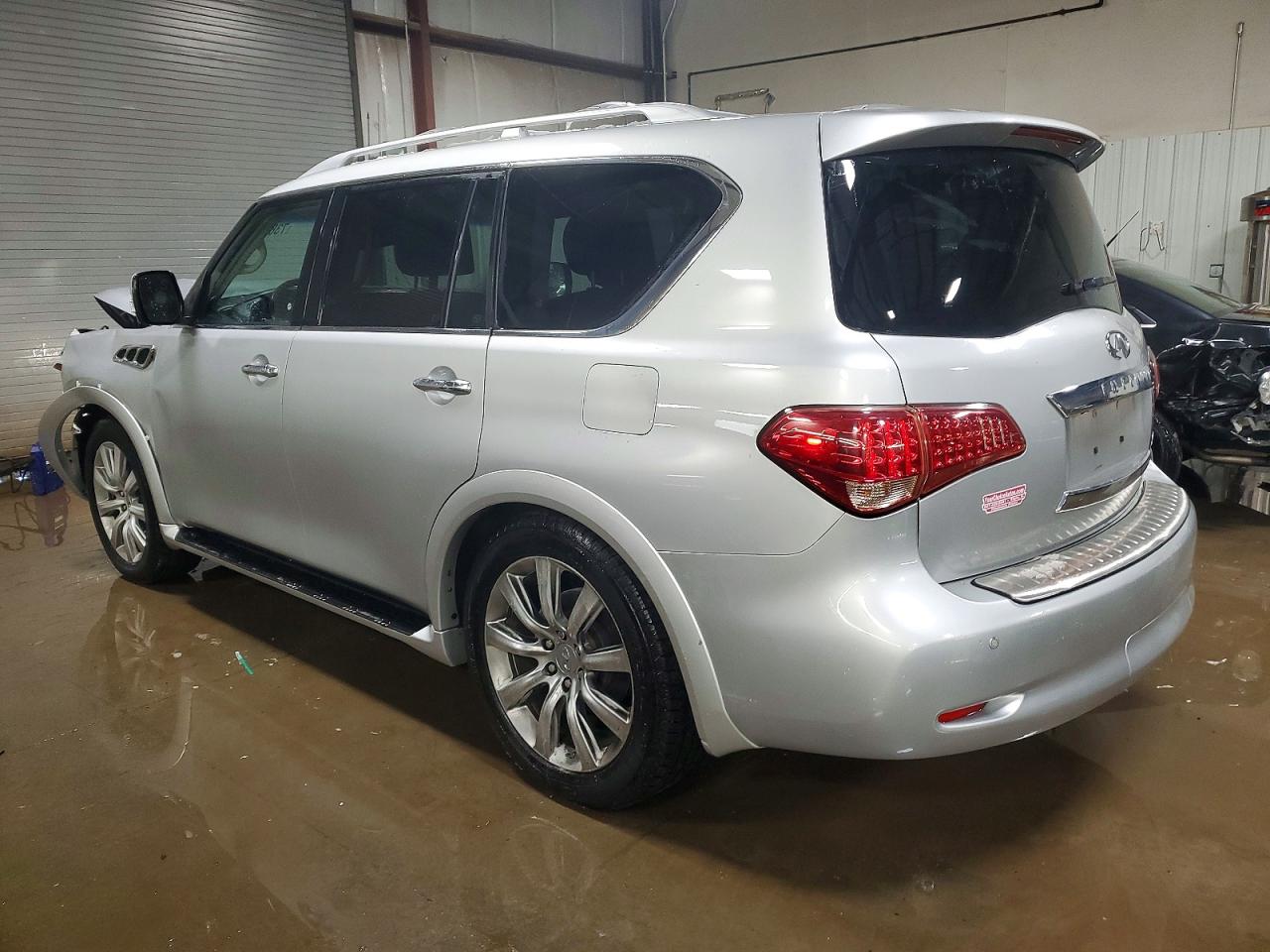 2012 INFINITI QX56 photo 4
