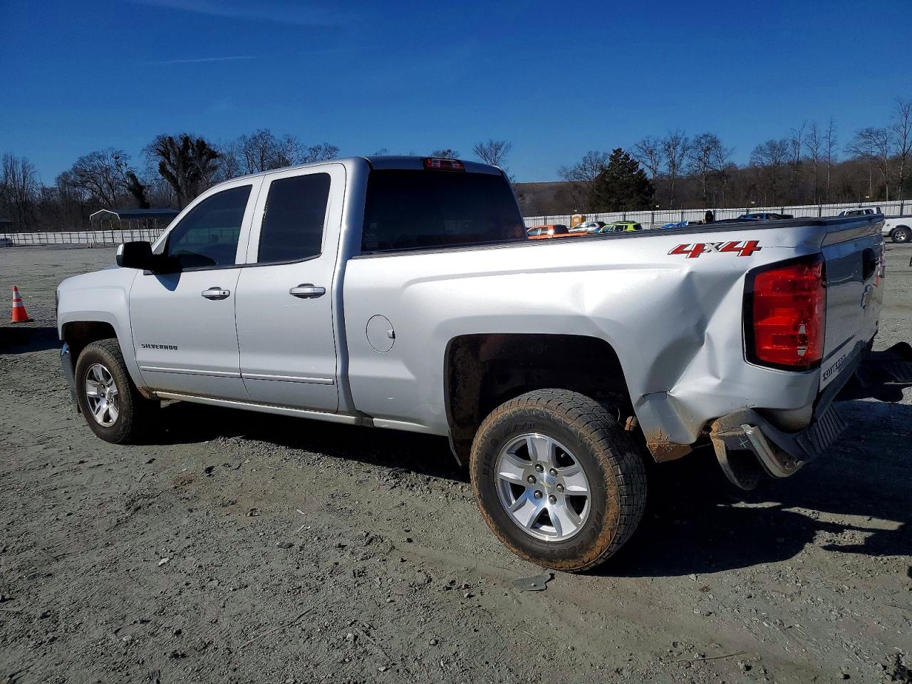 2018 CHEVROLET SILVERADO K1500 LT photo 2