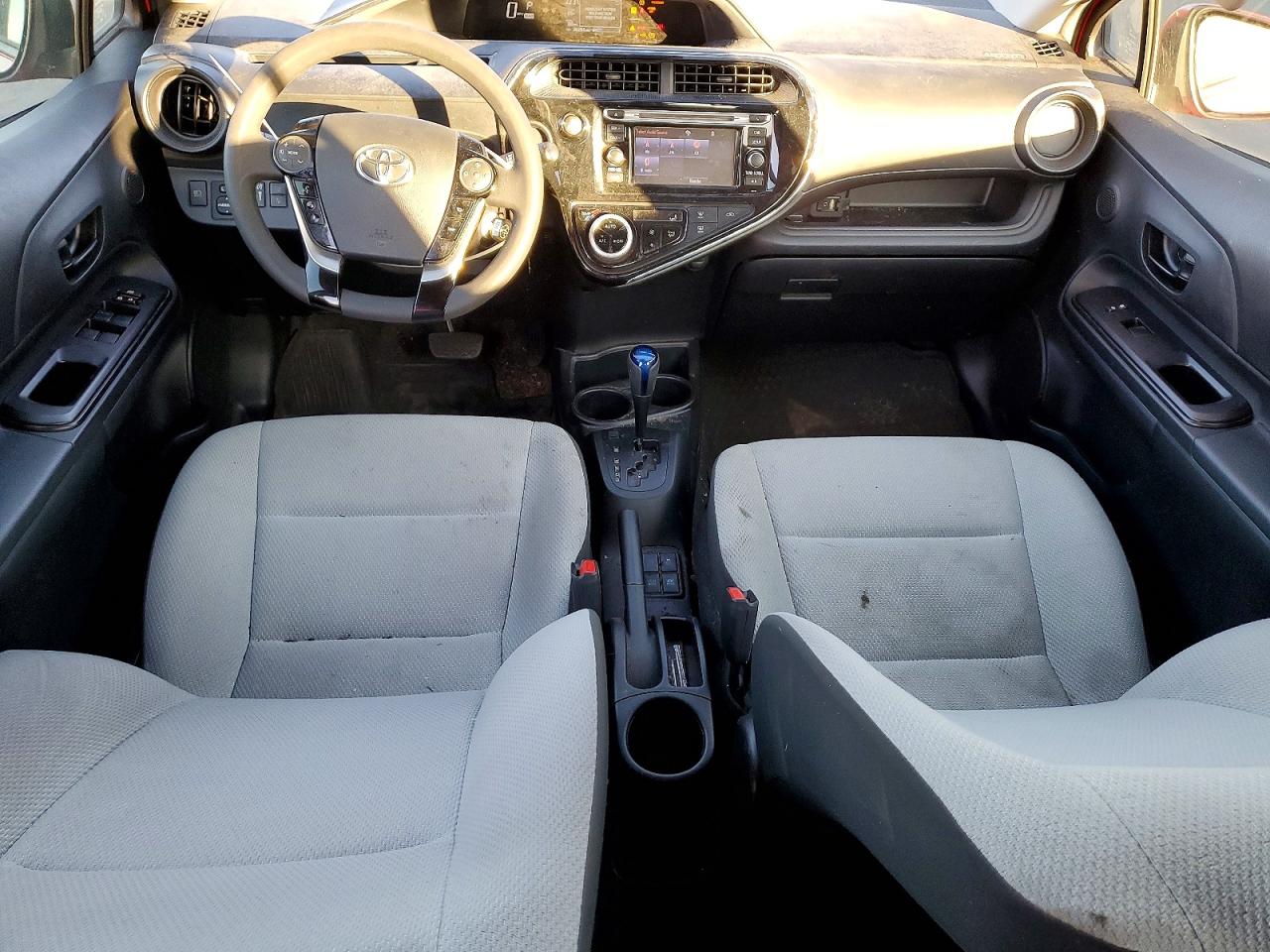 2018 TOYOTA PRIUS C photo 8