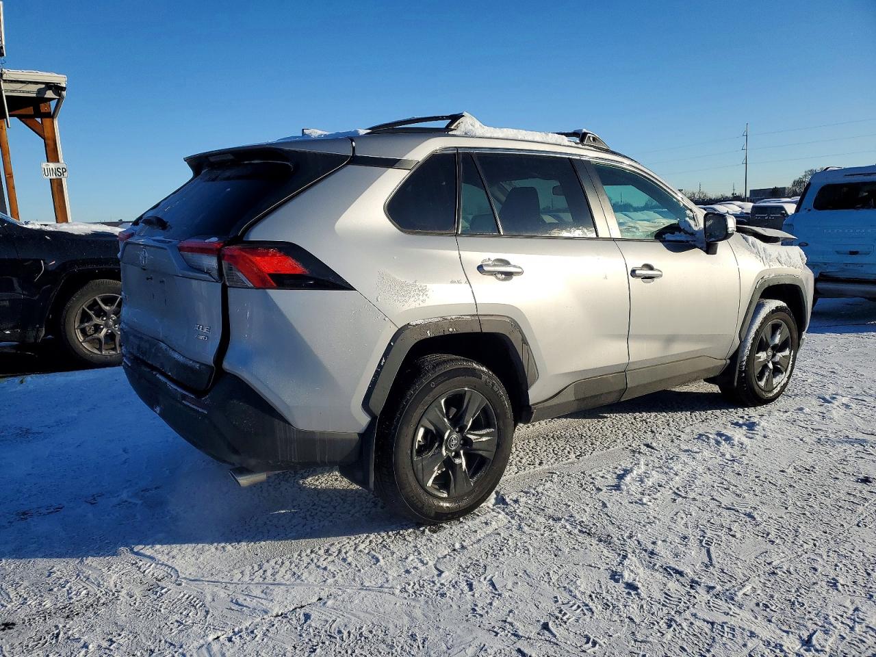 2021 TOYOTA RAV4 XLE photo 3