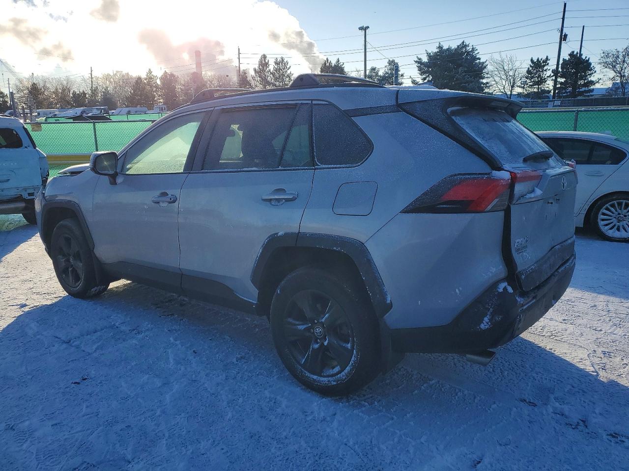 2021 TOYOTA RAV4 XLE photo 2