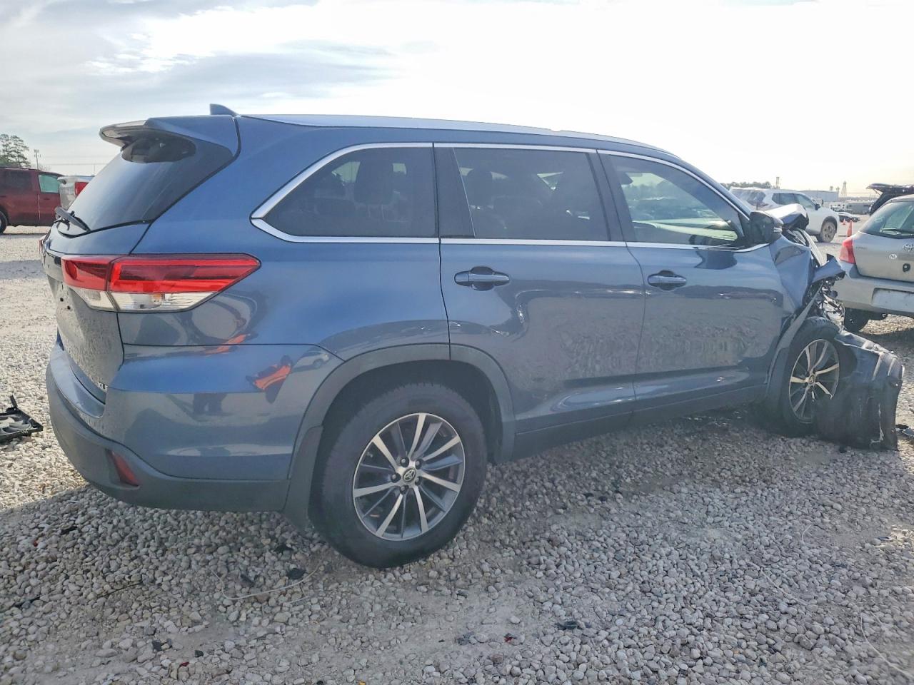 2019 TOYOTA HIGHLANDER XLE photo 5